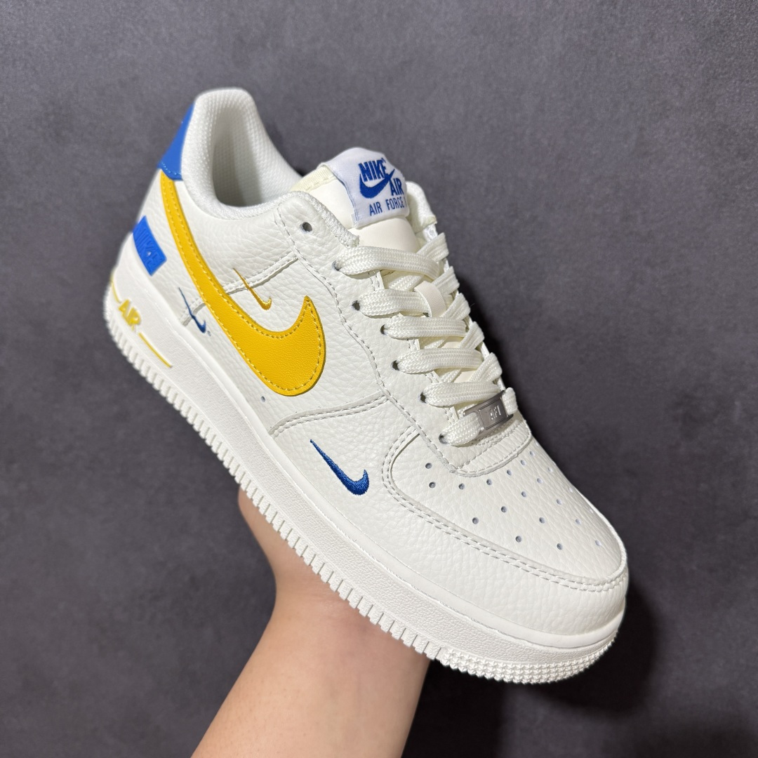 图片[3]-【定制版】经典Air Force 1鞋型 \” 云白勾金\” 多勾刺绣+后跟蓝标，小众复古，撞款率极低 – 荔枝纹皮革质感拉满，耐造又好打理 – 全掌Air气垫，暴走一天也不磨脚 – 米白底色+暖黄撞色，温柔显白还显脚小 马年换新鞋，步履生风，奔赴新生活💛 货号：FZ1151-100 zise：36-45半-选品中心