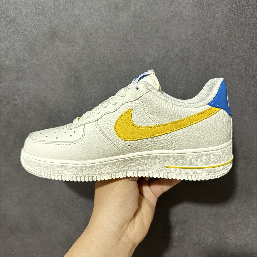 图片[2]-【定制版】经典Air Force 1鞋型 \” 云白勾金\” 多勾刺绣+后跟蓝标，小众复古，撞款率极低 – 荔枝纹皮革质感拉满，耐造又好打理 – 全掌Air气垫，暴走一天也不磨脚 – 米白底色+暖黄撞色，温柔显白还显脚小 马年换新鞋，步履生风，奔赴新生活💛 货号：FZ1151-100 zise：36-45半-选品中心