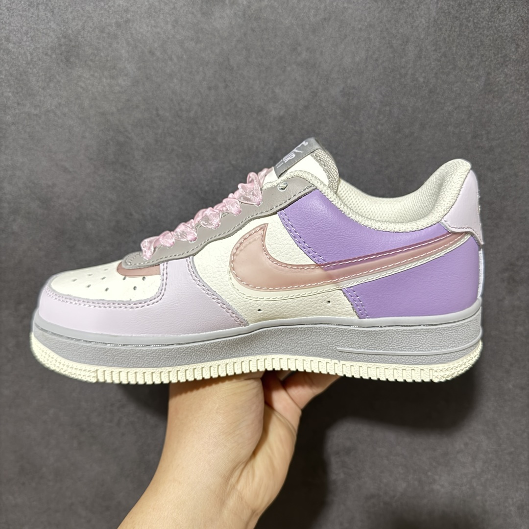 图片[2]-【定制版】手绘涂鸦“粉紫蝶语”Nike Air Force 1 “Pink-Purple Butterfly Whisper”空军一号定制板鞋 粉紫撞色碰撞出甜而不腻的元气感，奶白拼接中和了浓烈色彩，尽显清新质感。鞋身的蝴蝶装饰自带灵动仙气，每一处细节都藏着少女心的巧思。柔软的皮质触感与轻盈的设计相融，上脚瞬间解锁甜酷穿搭，行走间自带温柔气场，成为街头亮眼的风景 货号：CJ0304-160 尺码： 36 36.5 37.5 38 38.5 39 40-选品中心