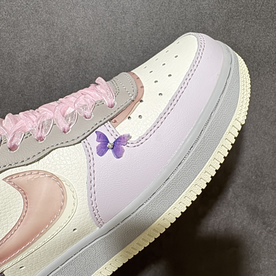图片[7]-【定制版】手绘涂鸦“粉紫蝶语”Nike Air Force 1 “Pink-Purple Butterfly Whisper”空军一号定制板鞋 粉紫撞色碰撞出甜而不腻的元气感，奶白拼接中和了浓烈色彩，尽显清新质感。鞋身的蝴蝶装饰自带灵动仙气，每一处细节都藏着少女心的巧思。柔软的皮质触感与轻盈的设计相融，上脚瞬间解锁甜酷穿搭，行走间自带温柔气场，成为街头亮眼的风景 货号：CJ0304-160 尺码： 36 36.5 37.5 38 38.5 39 40-选品中心