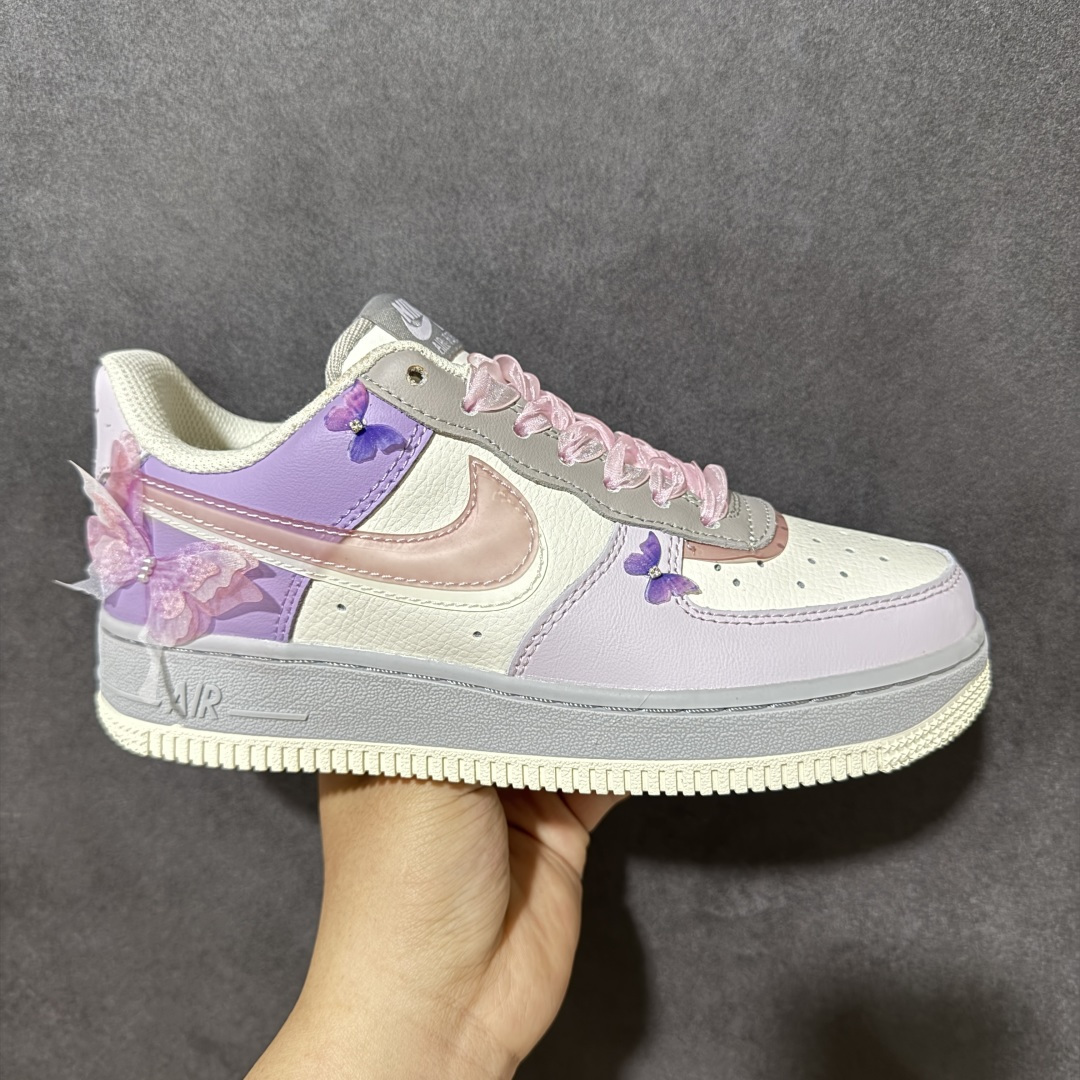 【定制版】手绘涂鸦“粉紫蝶语”Nike Air Force 1 “Pink-Purple Butterfly Whisper”空军一号定制板鞋 粉紫撞色碰撞出甜而不腻的元气感，奶白拼接中和了浓烈色彩，尽显清新质感。鞋身的蝴蝶装饰自带灵动仙气，每一处细节都藏着少女心的巧思。柔软的皮质触感与轻盈的设计相融，上脚瞬间解锁甜酷穿搭，行走间自带温柔气场，成为街头亮眼的风景 货号：CJ0304-160 尺码： 36 36.5 37.5 38 38.5 39 40-选品中心