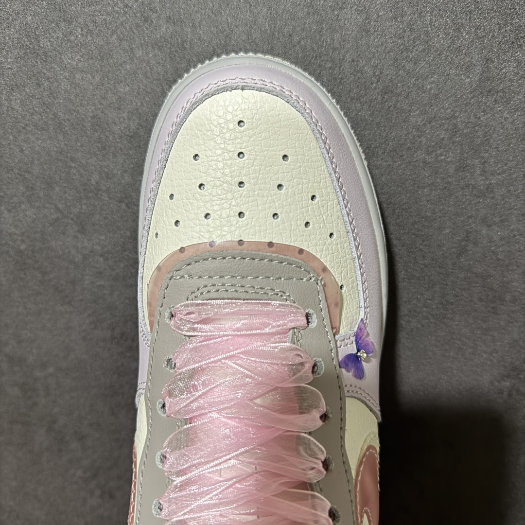 图片[5]-【定制版】手绘涂鸦“粉紫蝶语”Nike Air Force 1 “Pink-Purple Butterfly Whisper”空军一号定制板鞋 粉紫撞色碰撞出甜而不腻的元气感，奶白拼接中和了浓烈色彩，尽显清新质感。鞋身的蝴蝶装饰自带灵动仙气，每一处细节都藏着少女心的巧思。柔软的皮质触感与轻盈的设计相融，上脚瞬间解锁甜酷穿搭，行走间自带温柔气场，成为街头亮眼的风景 货号：CJ0304-160 尺码： 36 36.5 37.5 38 38.5 39 40-选品中心
