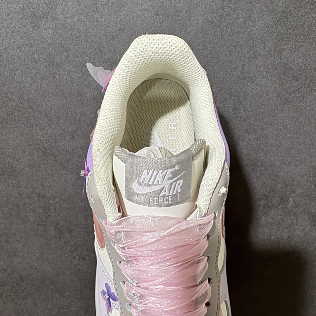 图片[6]-【定制版】手绘涂鸦“粉紫蝶语”Nike Air Force 1 “Pink-Purple Butterfly Whisper”空军一号定制板鞋 粉紫撞色碰撞出甜而不腻的元气感，奶白拼接中和了浓烈色彩，尽显清新质感。鞋身的蝴蝶装饰自带灵动仙气，每一处细节都藏着少女心的巧思。柔软的皮质触感与轻盈的设计相融，上脚瞬间解锁甜酷穿搭，行走间自带温柔气场，成为街头亮眼的风景 货号：CJ0304-160 尺码： 36 36.5 37.5 38 38.5 39 40-选品中心