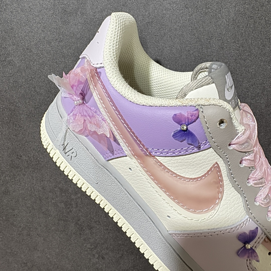图片[8]-【定制版】手绘涂鸦“粉紫蝶语”Nike Air Force 1 “Pink-Purple Butterfly Whisper”空军一号定制板鞋 粉紫撞色碰撞出甜而不腻的元气感，奶白拼接中和了浓烈色彩，尽显清新质感。鞋身的蝴蝶装饰自带灵动仙气，每一处细节都藏着少女心的巧思。柔软的皮质触感与轻盈的设计相融，上脚瞬间解锁甜酷穿搭，行走间自带温柔气场，成为街头亮眼的风景 货号：CJ0304-160 尺码： 36 36.5 37.5 38 38.5 39 40-选品中心
