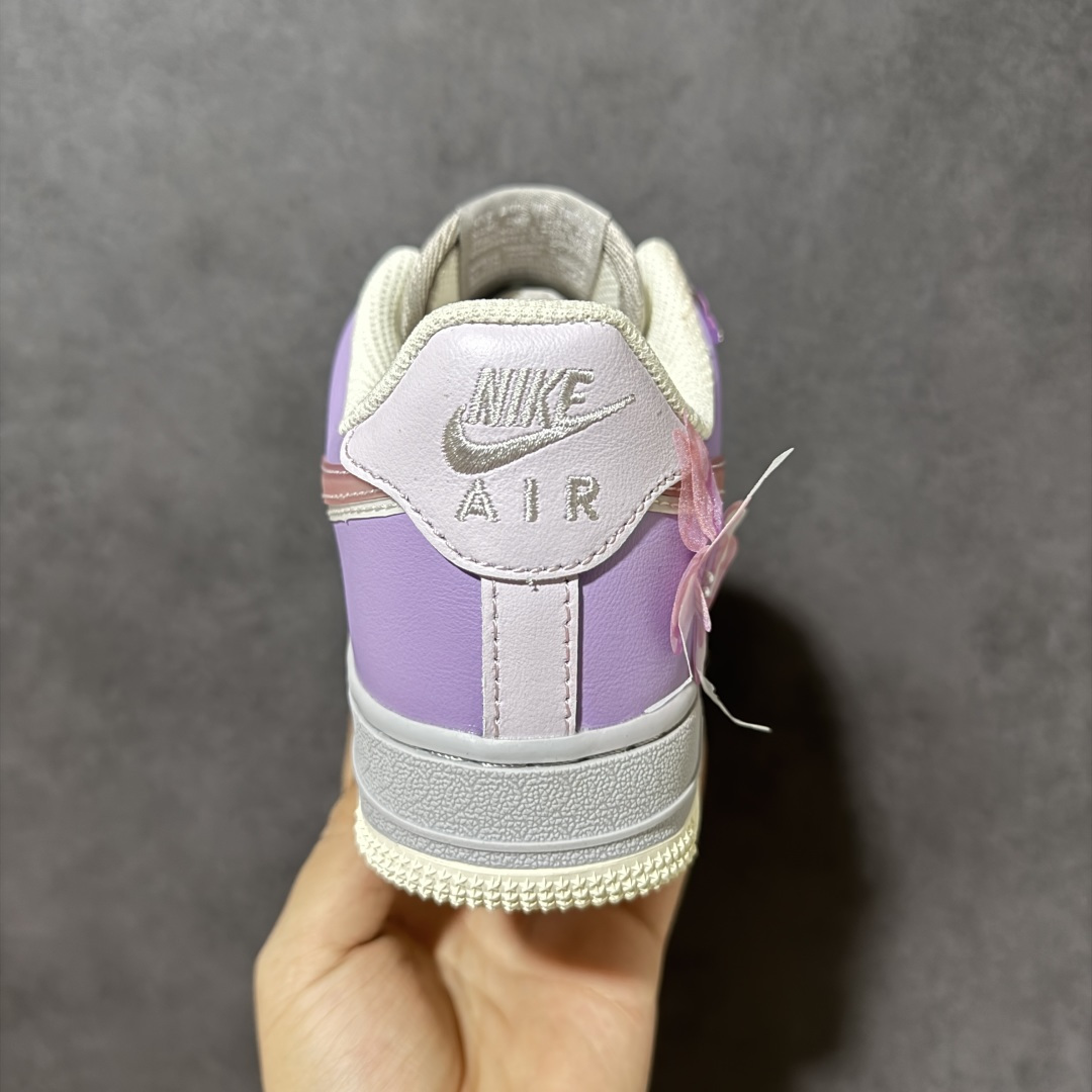 图片[4]-【定制版】手绘涂鸦“粉紫蝶语”Nike Air Force 1 “Pink-Purple Butterfly Whisper”空军一号定制板鞋 粉紫撞色碰撞出甜而不腻的元气感，奶白拼接中和了浓烈色彩，尽显清新质感。鞋身的蝴蝶装饰自带灵动仙气，每一处细节都藏着少女心的巧思。柔软的皮质触感与轻盈的设计相融，上脚瞬间解锁甜酷穿搭，行走间自带温柔气场，成为街头亮眼的风景 货号：CJ0304-160 尺码： 36 36.5 37.5 38 38.5 39 40-选品中心