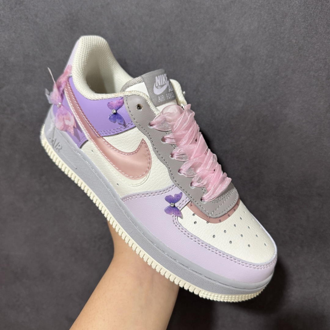 图片[3]-【定制版】手绘涂鸦“粉紫蝶语”Nike Air Force 1 “Pink-Purple Butterfly Whisper”空军一号定制板鞋 粉紫撞色碰撞出甜而不腻的元气感，奶白拼接中和了浓烈色彩，尽显清新质感。鞋身的蝴蝶装饰自带灵动仙气，每一处细节都藏着少女心的巧思。柔软的皮质触感与轻盈的设计相融，上脚瞬间解锁甜酷穿搭，行走间自带温柔气场，成为街头亮眼的风景 货号：CJ0304-160 尺码： 36 36.5 37.5 38 38.5 39 40-选品中心