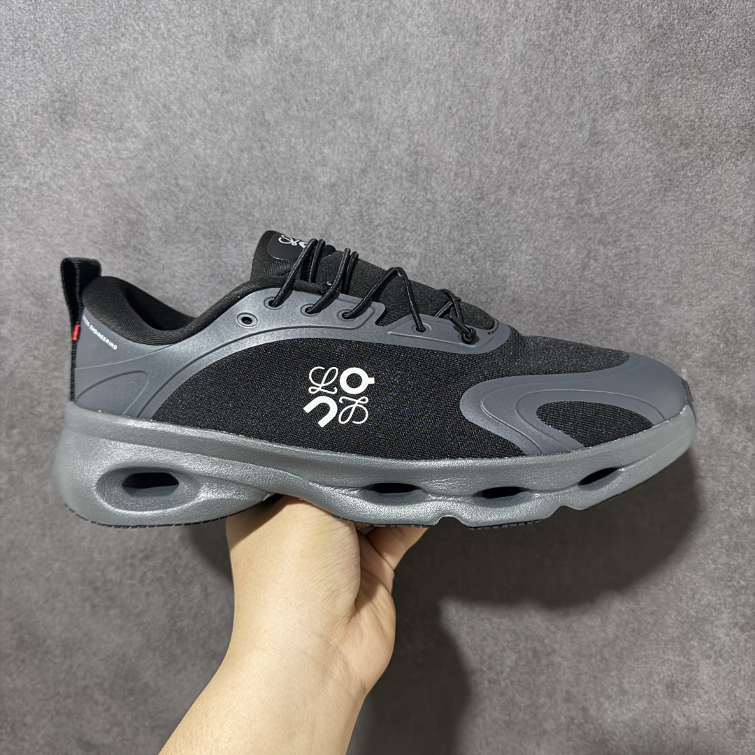 【公司级】LOEWE罗意威 x ON昂跑 联名款 Cloudsolo系列 •原鞋一致橡胶底 原版高弹MD 加爆米花料 •正确后跟小蛮腰 •Logo立体有光泽度 •正确鞋头饱满立体 •鞋舌TPU立体高频 •正确鞋面网布多层厚实材料 •后跟织带高频立体 织带上浆加硬 •正确鞋带头滴胶柔软 •正确鞋垫前薄后厚有弹性（欧奈斯材料，非普通海玻璃） 货号：M929282X38 尺码：36-46-选品中心