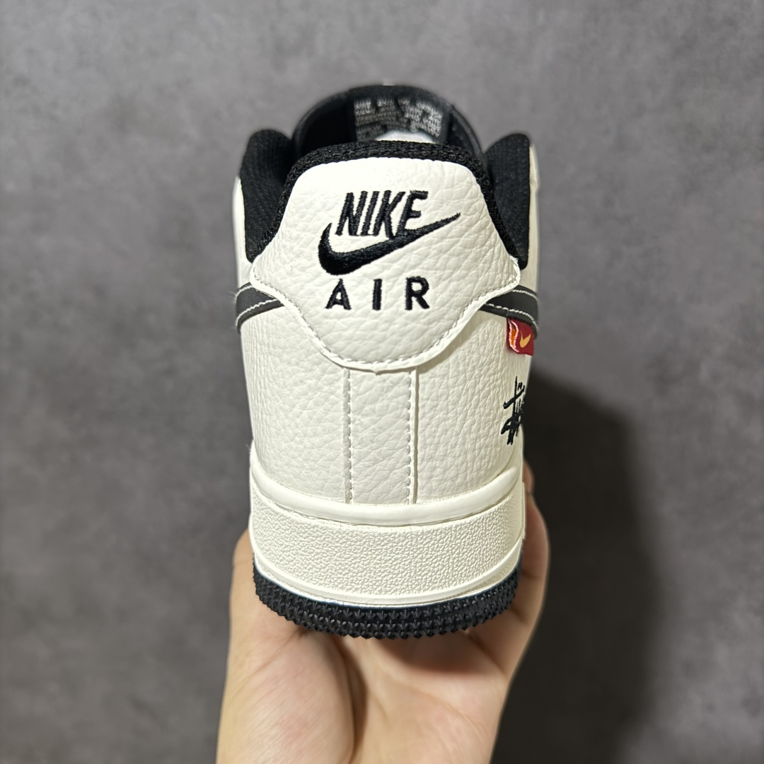 图片[4]-【定制版】街头潮范 经典重塑 AIR FORCE 1 经典空军版型焕新登场，米白荔枝纹皮革质感拉满，黑白撞色勾勒复古腔调，后跟Stüssy涂鸦签名注入街头灵魂，粗花编织鞋带与迷你红标细节暗藏巧思，全掌Air缓震科技兼顾舒适脚感与潮流造型，无论是日常出街还是潮流搭配都能轻松hold住，百搭属性拉满，让你走在街头成为焦点。 货号：MM3399-817 尺码：36 36.5 37.5 38 38.5 39 40 40.5 41 42 42.5 43 44 44.5 45-选品中心