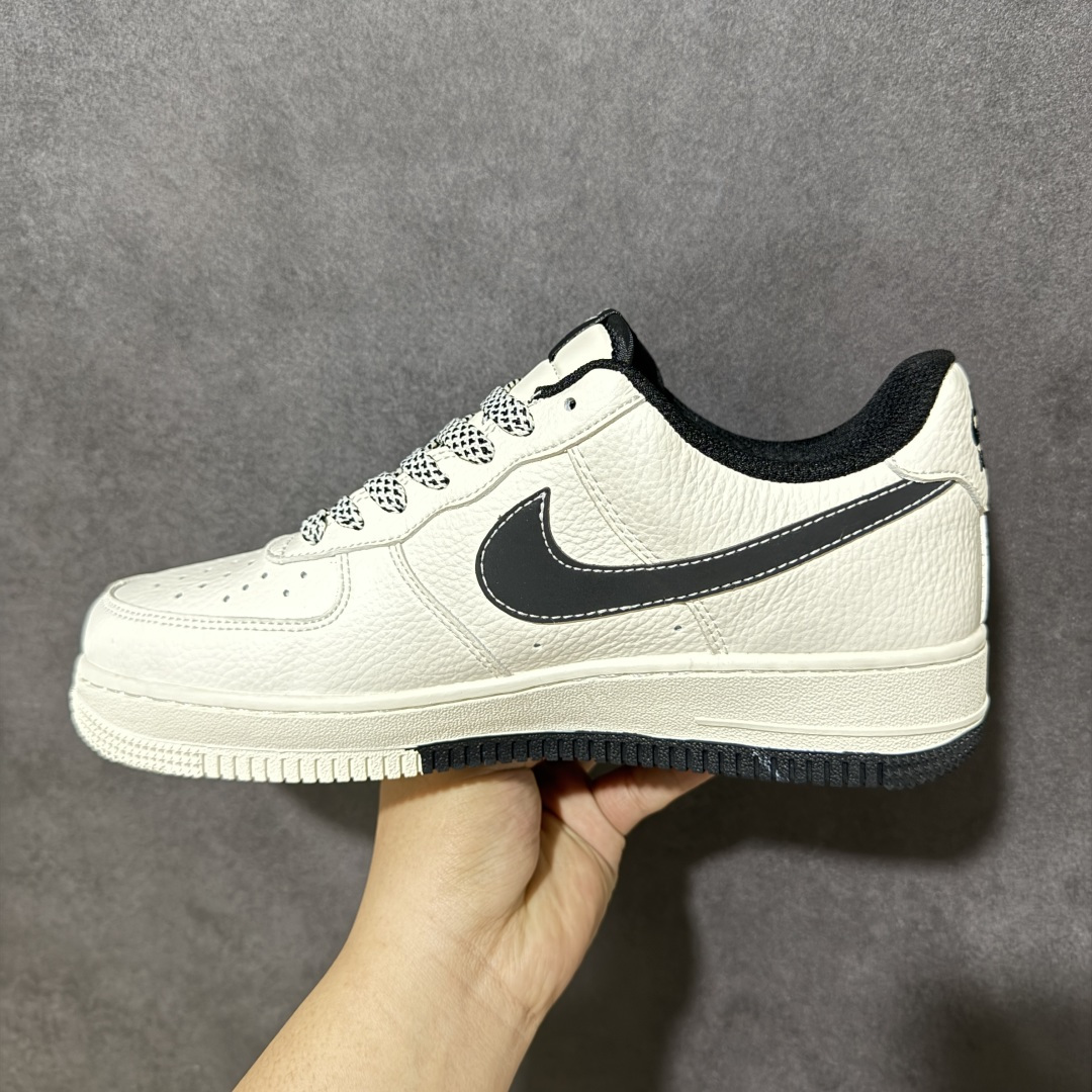 图片[2]-【定制版】街头潮范 经典重塑 AIR FORCE 1 经典空军版型焕新登场，米白荔枝纹皮革质感拉满，黑白撞色勾勒复古腔调，后跟Stüssy涂鸦签名注入街头灵魂，粗花编织鞋带与迷你红标细节暗藏巧思，全掌Air缓震科技兼顾舒适脚感与潮流造型，无论是日常出街还是潮流搭配都能轻松hold住，百搭属性拉满，让你走在街头成为焦点。 货号：MM3399-817 尺码：36 36.5 37.5 38 38.5 39 40 40.5 41 42 42.5 43 44 44.5 45-选品中心