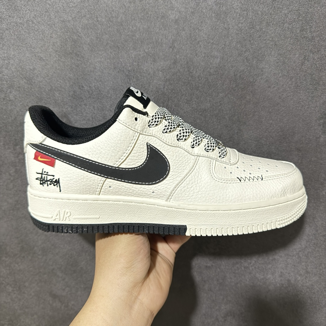 【定制版】街头潮范 经典重塑 AIR FORCE 1 经典空军版型焕新登场，米白荔枝纹皮革质感拉满，黑白撞色勾勒复古腔调，后跟Stüssy涂鸦签名注入街头灵魂，粗花编织鞋带与迷你红标细节暗藏巧思，全掌Air缓震科技兼顾舒适脚感与潮流造型，无论是日常出街还是潮流搭配都能轻松hold住，百搭属性拉满，让你走在街头成为焦点。 货号：MM3399-817 尺码：36 36.5 37.5 38 38.5 39 40 40.5 41 42 42.5 43 44 44.5 45-选品中心