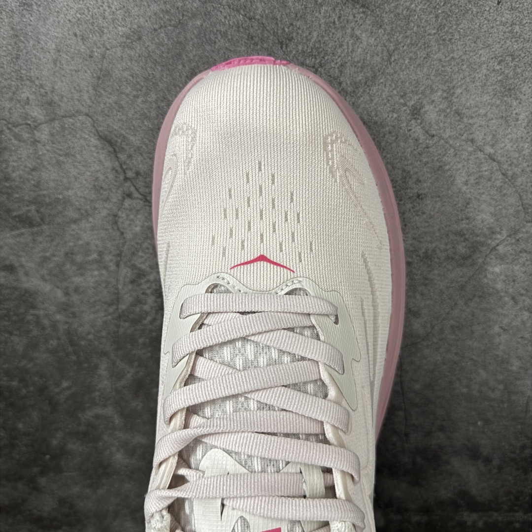 图片[5]-【纯原版】HOKA ONE ONE Clifton 克里夫顿10代专业性能减震公路跑步鞋 轻盈透气的针织网面和纱线的使用让鞋面更挺拔 增强鞋面的强度和支撑性能 搭配柔软的鞋舌 让双脚在舒适包裹中跑的更加畅快 全新泡棉中底 柔软的同时增强回弹性能 为不同跑者提供更平稳流畅的脚感 带来全面的缓冲保护 根据人体工程学设计的延长拉襟 后跟处弹软的海绵填充舒适固定 避免掉跟和摩擦 相比上一代光滑的内衬 Clifton 的内衬增强了摩擦力 避免双脚在鞋内滑动 尺码：36 36.5 37.5 38 38.5 39 40-选品中心