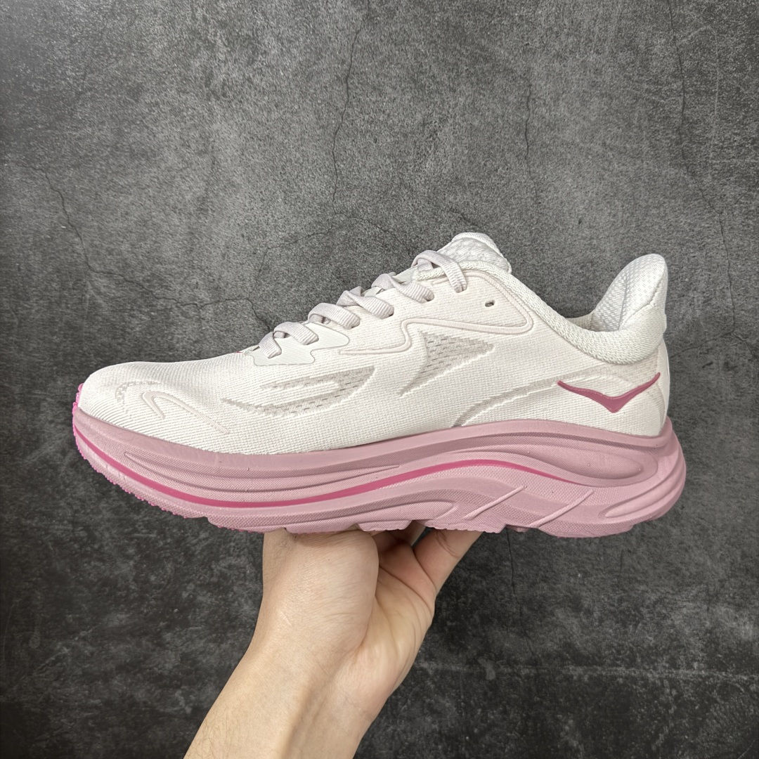 图片[2]-【纯原版】HOKA ONE ONE Clifton 克里夫顿10代专业性能减震公路跑步鞋 轻盈透气的针织网面和纱线的使用让鞋面更挺拔 增强鞋面的强度和支撑性能 搭配柔软的鞋舌 让双脚在舒适包裹中跑的更加畅快 全新泡棉中底 柔软的同时增强回弹性能 为不同跑者提供更平稳流畅的脚感 带来全面的缓冲保护 根据人体工程学设计的延长拉襟 后跟处弹软的海绵填充舒适固定 避免掉跟和摩擦 相比上一代光滑的内衬 Clifton 的内衬增强了摩擦力 避免双脚在鞋内滑动 尺码：36 36.5 37.5 38 38.5 39 40-选品中心
