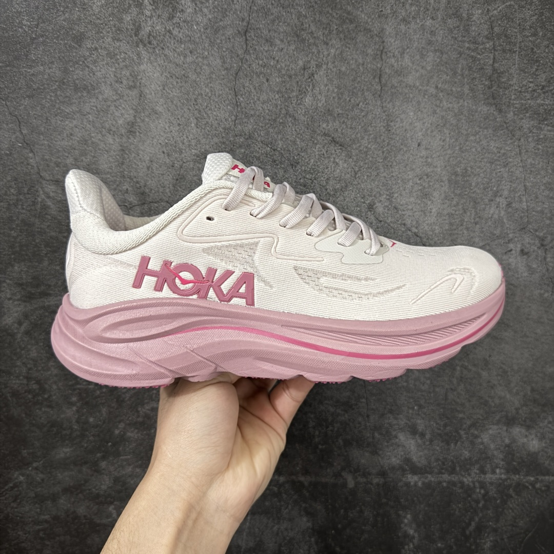 【纯原版】HOKA ONE ONE Clifton 克里夫顿10代专业性能减震公路跑步鞋 轻盈透气的针织网面和纱线的使用让鞋面更挺拔 增强鞋面的强度和支撑性能 搭配柔软的鞋舌 让双脚在舒适包裹中跑的更加畅快 全新泡棉中底 柔软的同时增强回弹性能 为不同跑者提供更平稳流畅的脚感 带来全面的缓冲保护 根据人体工程学设计的延长拉襟 后跟处弹软的海绵填充舒适固定 避免掉跟和摩擦 相比上一代光滑的内衬 Clifton 的内衬增强了摩擦力 避免双脚在鞋内滑动 尺码：36 36.5 37.5 38 38.5 39 40-选品中心