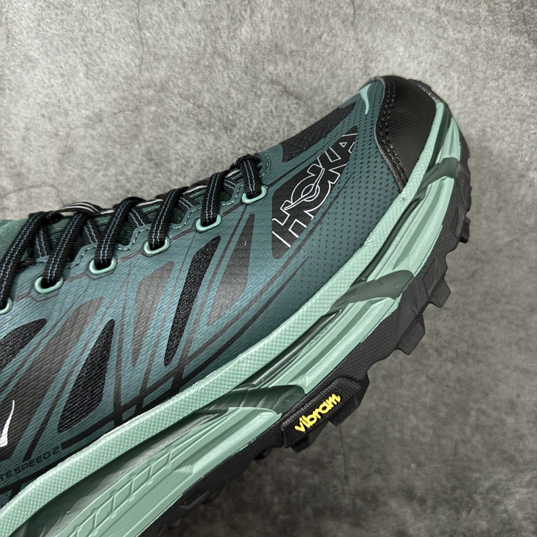 图片[6]-【公司级】HOKA ONE ONE Mafate Speed 2 Low 玛法特2代系列低帮轻量户外越野休闲运动慢跑鞋 HOKA ONE ONE 最近推出了一个胶囊系列 Origin Story 这个系列里的 Mafate Speed 2 可以说让我日思夜想有一阵子了 最近终于拔草 让我来分享一下这双也是上脚赞到爆的越野跑鞋吧 以阿尔卑斯山脉作为主题将亮黄色与蓝色调覆盖在这经典轮廓之上 配色的呈现效果相当亮眼 以至于很多人买这个配色是用来日常搭配的 鞋面采用超轻的无缝架构 轻薄的TPU贴在透气的鞋面材料上 减轻重量同时也保证了支撑性 鞋底则采用滚动平衡技术 引导跑者回归自然步态 祖传的神奇EVA材质中底依旧是一如既往地表现优秀 能提供充足的缓震 作为HOKA家的越野跑鞋 VIBRAM 橡胶大底也是必不可少的 即便在复杂湿滑的地形 依旧能有良好的抓地力及稳定性 鞋带采用了弹性不易松脱的扁宽弹性鞋带 前掌与中掌部分也进行了加宽 也更加适合亚洲人的脚型 是一款十分全面且足够强悍的户外硬核越野鞋 而这双极其亮眼的越野跑鞋恰好又是在江山一百中参赛的UTMB冠军 Ludovic POMMERET 夺冠时穿着的战靴 这就让它变得更加有吸引力了 用来日常搭配的话短裤是基本不挑 长裤我个人推荐阔腿裤 工装裤以及各种长筒牛仔裤都可以 尺码：36 36.5 37.5 38 38.5 39 40 40.5 41 42 42.5 43 44 44.5 45-选品中心