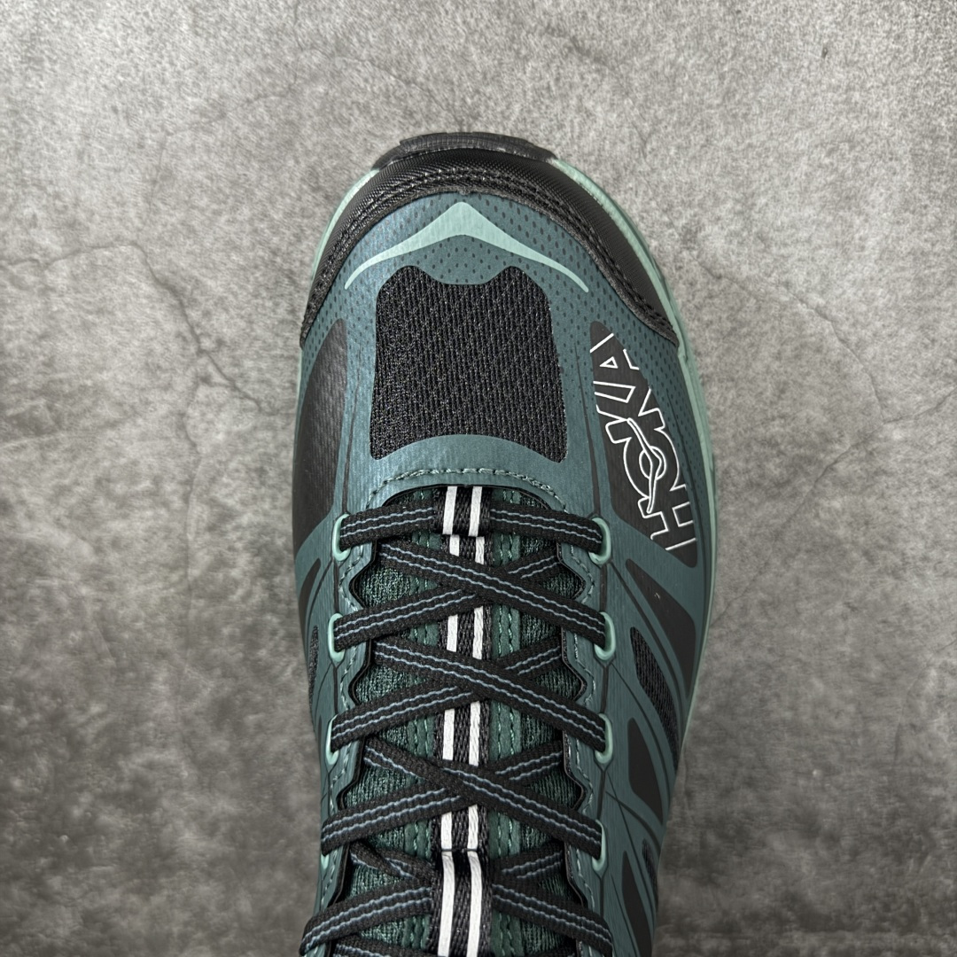 图片[5]-【公司级】HOKA ONE ONE Mafate Speed 2 Low 玛法特2代系列低帮轻量户外越野休闲运动慢跑鞋 HOKA ONE ONE 最近推出了一个胶囊系列 Origin Story 这个系列里的 Mafate Speed 2 可以说让我日思夜想有一阵子了 最近终于拔草 让我来分享一下这双也是上脚赞到爆的越野跑鞋吧 以阿尔卑斯山脉作为主题将亮黄色与蓝色调覆盖在这经典轮廓之上 配色的呈现效果相当亮眼 以至于很多人买这个配色是用来日常搭配的 鞋面采用超轻的无缝架构 轻薄的TPU贴在透气的鞋面材料上 减轻重量同时也保证了支撑性 鞋底则采用滚动平衡技术 引导跑者回归自然步态 祖传的神奇EVA材质中底依旧是一如既往地表现优秀 能提供充足的缓震 作为HOKA家的越野跑鞋 VIBRAM 橡胶大底也是必不可少的 即便在复杂湿滑的地形 依旧能有良好的抓地力及稳定性 鞋带采用了弹性不易松脱的扁宽弹性鞋带 前掌与中掌部分也进行了加宽 也更加适合亚洲人的脚型 是一款十分全面且足够强悍的户外硬核越野鞋 而这双极其亮眼的越野跑鞋恰好又是在江山一百中参赛的UTMB冠军 Ludovic POMMERET 夺冠时穿着的战靴 这就让它变得更加有吸引力了 用来日常搭配的话短裤是基本不挑 长裤我个人推荐阔腿裤 工装裤以及各种长筒牛仔裤都可以 尺码：36 36.5 37.5 38 38.5 39 40 40.5 41 42 42.5 43 44 44.5 45-选品中心