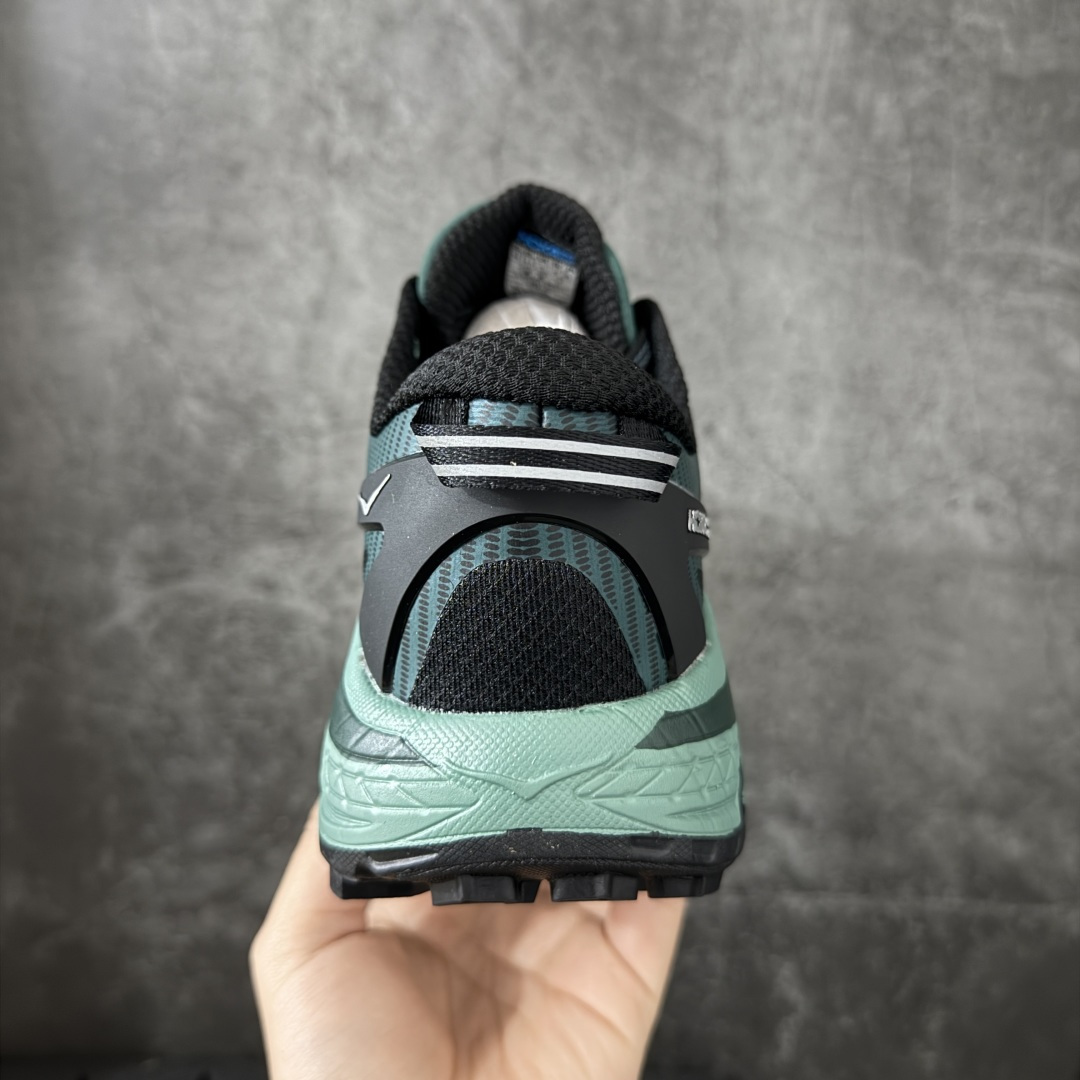 图片[4]-【公司级】HOKA ONE ONE Mafate Speed 2 Low 玛法特2代系列低帮轻量户外越野休闲运动慢跑鞋 HOKA ONE ONE 最近推出了一个胶囊系列 Origin Story 这个系列里的 Mafate Speed 2 可以说让我日思夜想有一阵子了 最近终于拔草 让我来分享一下这双也是上脚赞到爆的越野跑鞋吧 以阿尔卑斯山脉作为主题将亮黄色与蓝色调覆盖在这经典轮廓之上 配色的呈现效果相当亮眼 以至于很多人买这个配色是用来日常搭配的 鞋面采用超轻的无缝架构 轻薄的TPU贴在透气的鞋面材料上 减轻重量同时也保证了支撑性 鞋底则采用滚动平衡技术 引导跑者回归自然步态 祖传的神奇EVA材质中底依旧是一如既往地表现优秀 能提供充足的缓震 作为HOKA家的越野跑鞋 VIBRAM 橡胶大底也是必不可少的 即便在复杂湿滑的地形 依旧能有良好的抓地力及稳定性 鞋带采用了弹性不易松脱的扁宽弹性鞋带 前掌与中掌部分也进行了加宽 也更加适合亚洲人的脚型 是一款十分全面且足够强悍的户外硬核越野鞋 而这双极其亮眼的越野跑鞋恰好又是在江山一百中参赛的UTMB冠军 Ludovic POMMERET 夺冠时穿着的战靴 这就让它变得更加有吸引力了 用来日常搭配的话短裤是基本不挑 长裤我个人推荐阔腿裤 工装裤以及各种长筒牛仔裤都可以 尺码：36 36.5 37.5 38 38.5 39 40 40.5 41 42 42.5 43 44 44.5 45-选品中心