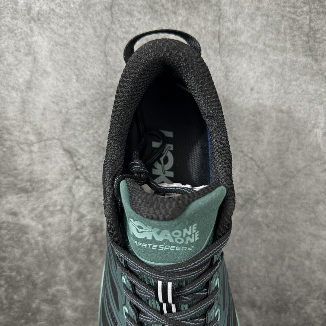 图片[8]-【公司级】HOKA ONE ONE Mafate Speed 2 Low 玛法特2代系列低帮轻量户外越野休闲运动慢跑鞋 HOKA ONE ONE 最近推出了一个胶囊系列 Origin Story 这个系列里的 Mafate Speed 2 可以说让我日思夜想有一阵子了 最近终于拔草 让我来分享一下这双也是上脚赞到爆的越野跑鞋吧 以阿尔卑斯山脉作为主题将亮黄色与蓝色调覆盖在这经典轮廓之上 配色的呈现效果相当亮眼 以至于很多人买这个配色是用来日常搭配的 鞋面采用超轻的无缝架构 轻薄的TPU贴在透气的鞋面材料上 减轻重量同时也保证了支撑性 鞋底则采用滚动平衡技术 引导跑者回归自然步态 祖传的神奇EVA材质中底依旧是一如既往地表现优秀 能提供充足的缓震 作为HOKA家的越野跑鞋 VIBRAM 橡胶大底也是必不可少的 即便在复杂湿滑的地形 依旧能有良好的抓地力及稳定性 鞋带采用了弹性不易松脱的扁宽弹性鞋带 前掌与中掌部分也进行了加宽 也更加适合亚洲人的脚型 是一款十分全面且足够强悍的户外硬核越野鞋 而这双极其亮眼的越野跑鞋恰好又是在江山一百中参赛的UTMB冠军 Ludovic POMMERET 夺冠时穿着的战靴 这就让它变得更加有吸引力了 用来日常搭配的话短裤是基本不挑 长裤我个人推荐阔腿裤 工装裤以及各种长筒牛仔裤都可以 尺码：36 36.5 37.5 38 38.5 39 40 40.5 41 42 42.5 43 44 44.5 45-选品中心