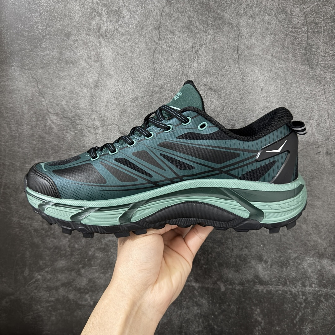 图片[2]-【公司级】HOKA ONE ONE Mafate Speed 2 Low 玛法特2代系列低帮轻量户外越野休闲运动慢跑鞋 HOKA ONE ONE 最近推出了一个胶囊系列 Origin Story 这个系列里的 Mafate Speed 2 可以说让我日思夜想有一阵子了 最近终于拔草 让我来分享一下这双也是上脚赞到爆的越野跑鞋吧 以阿尔卑斯山脉作为主题将亮黄色与蓝色调覆盖在这经典轮廓之上 配色的呈现效果相当亮眼 以至于很多人买这个配色是用来日常搭配的 鞋面采用超轻的无缝架构 轻薄的TPU贴在透气的鞋面材料上 减轻重量同时也保证了支撑性 鞋底则采用滚动平衡技术 引导跑者回归自然步态 祖传的神奇EVA材质中底依旧是一如既往地表现优秀 能提供充足的缓震 作为HOKA家的越野跑鞋 VIBRAM 橡胶大底也是必不可少的 即便在复杂湿滑的地形 依旧能有良好的抓地力及稳定性 鞋带采用了弹性不易松脱的扁宽弹性鞋带 前掌与中掌部分也进行了加宽 也更加适合亚洲人的脚型 是一款十分全面且足够强悍的户外硬核越野鞋 而这双极其亮眼的越野跑鞋恰好又是在江山一百中参赛的UTMB冠军 Ludovic POMMERET 夺冠时穿着的战靴 这就让它变得更加有吸引力了 用来日常搭配的话短裤是基本不挑 长裤我个人推荐阔腿裤 工装裤以及各种长筒牛仔裤都可以 尺码：36 36.5 37.5 38 38.5 39 40 40.5 41 42 42.5 43 44 44.5 45-选品中心