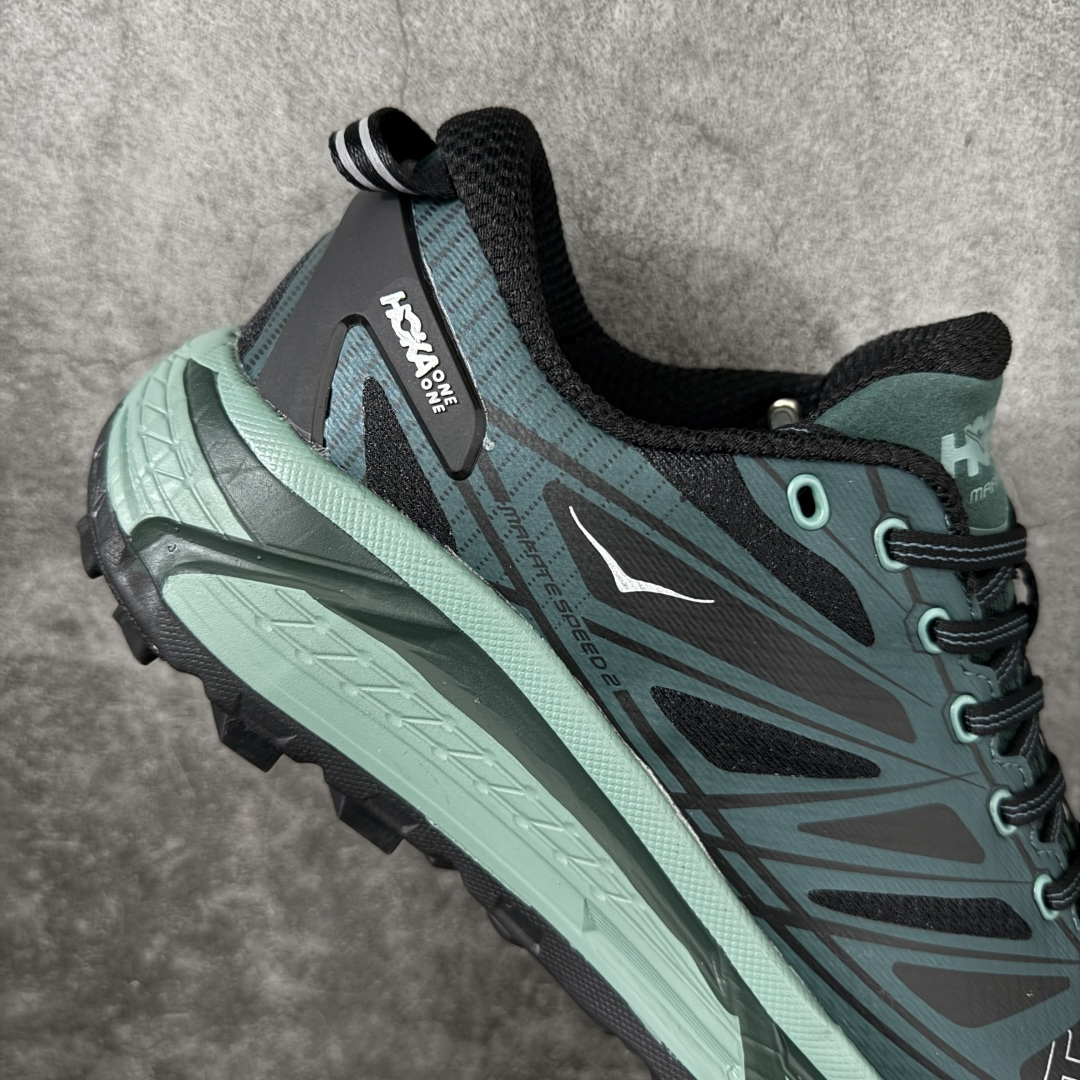 图片[7]-【公司级】HOKA ONE ONE Mafate Speed 2 Low 玛法特2代系列低帮轻量户外越野休闲运动慢跑鞋 HOKA ONE ONE 最近推出了一个胶囊系列 Origin Story 这个系列里的 Mafate Speed 2 可以说让我日思夜想有一阵子了 最近终于拔草 让我来分享一下这双也是上脚赞到爆的越野跑鞋吧 以阿尔卑斯山脉作为主题将亮黄色与蓝色调覆盖在这经典轮廓之上 配色的呈现效果相当亮眼 以至于很多人买这个配色是用来日常搭配的 鞋面采用超轻的无缝架构 轻薄的TPU贴在透气的鞋面材料上 减轻重量同时也保证了支撑性 鞋底则采用滚动平衡技术 引导跑者回归自然步态 祖传的神奇EVA材质中底依旧是一如既往地表现优秀 能提供充足的缓震 作为HOKA家的越野跑鞋 VIBRAM 橡胶大底也是必不可少的 即便在复杂湿滑的地形 依旧能有良好的抓地力及稳定性 鞋带采用了弹性不易松脱的扁宽弹性鞋带 前掌与中掌部分也进行了加宽 也更加适合亚洲人的脚型 是一款十分全面且足够强悍的户外硬核越野鞋 而这双极其亮眼的越野跑鞋恰好又是在江山一百中参赛的UTMB冠军 Ludovic POMMERET 夺冠时穿着的战靴 这就让它变得更加有吸引力了 用来日常搭配的话短裤是基本不挑 长裤我个人推荐阔腿裤 工装裤以及各种长筒牛仔裤都可以 尺码：36 36.5 37.5 38 38.5 39 40 40.5 41 42 42.5 43 44 44.5 45-选品中心