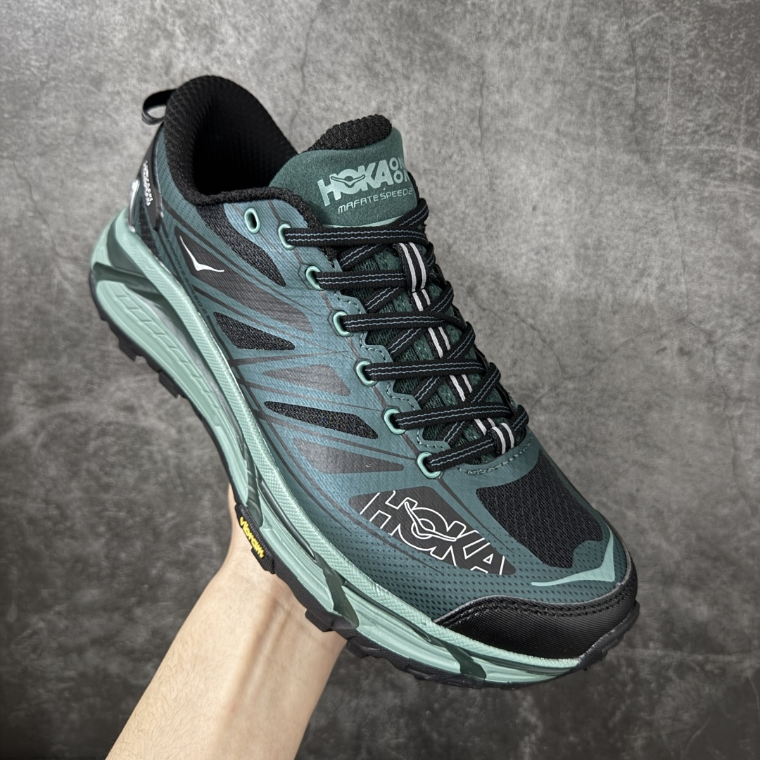 图片[3]-【公司级】HOKA ONE ONE Mafate Speed 2 Low 玛法特2代系列低帮轻量户外越野休闲运动慢跑鞋 HOKA ONE ONE 最近推出了一个胶囊系列 Origin Story 这个系列里的 Mafate Speed 2 可以说让我日思夜想有一阵子了 最近终于拔草 让我来分享一下这双也是上脚赞到爆的越野跑鞋吧 以阿尔卑斯山脉作为主题将亮黄色与蓝色调覆盖在这经典轮廓之上 配色的呈现效果相当亮眼 以至于很多人买这个配色是用来日常搭配的 鞋面采用超轻的无缝架构 轻薄的TPU贴在透气的鞋面材料上 减轻重量同时也保证了支撑性 鞋底则采用滚动平衡技术 引导跑者回归自然步态 祖传的神奇EVA材质中底依旧是一如既往地表现优秀 能提供充足的缓震 作为HOKA家的越野跑鞋 VIBRAM 橡胶大底也是必不可少的 即便在复杂湿滑的地形 依旧能有良好的抓地力及稳定性 鞋带采用了弹性不易松脱的扁宽弹性鞋带 前掌与中掌部分也进行了加宽 也更加适合亚洲人的脚型 是一款十分全面且足够强悍的户外硬核越野鞋 而这双极其亮眼的越野跑鞋恰好又是在江山一百中参赛的UTMB冠军 Ludovic POMMERET 夺冠时穿着的战靴 这就让它变得更加有吸引力了 用来日常搭配的话短裤是基本不挑 长裤我个人推荐阔腿裤 工装裤以及各种长筒牛仔裤都可以 尺码：36 36.5 37.5 38 38.5 39 40 40.5 41 42 42.5 43 44 44.5 45-选品中心