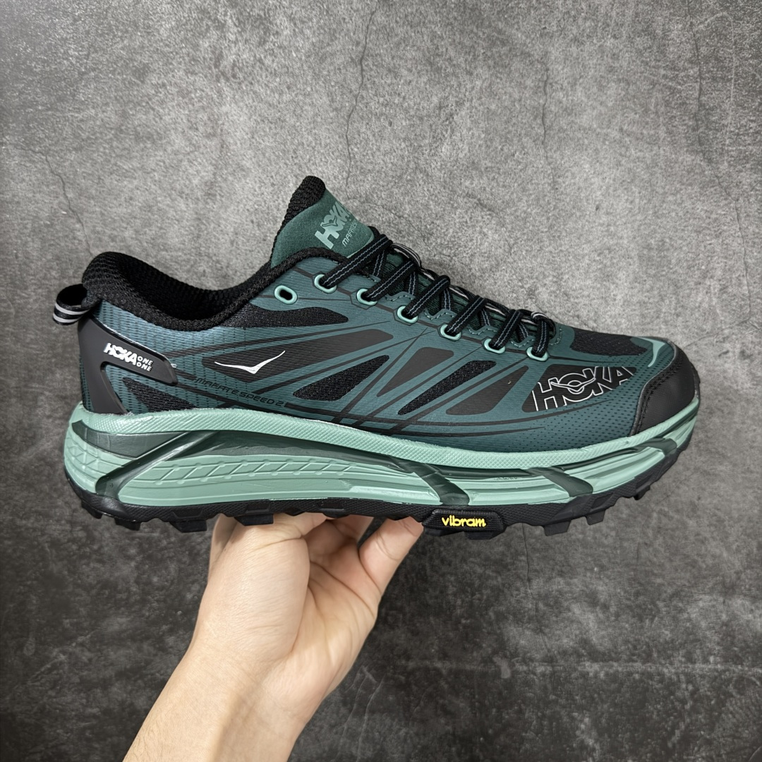 【公司级】HOKA ONE ONE Mafate Speed 2 Low 玛法特2代系列低帮轻量户外越野休闲运动慢跑鞋 HOKA ONE ONE 最近推出了一个胶囊系列 Origin Story 这个系列里的 Mafate Speed 2 可以说让我日思夜想有一阵子了 最近终于拔草 让我来分享一下这双也是上脚赞到爆的越野跑鞋吧 以阿尔卑斯山脉作为主题将亮黄色与蓝色调覆盖在这经典轮廓之上 配色的呈现效果相当亮眼 以至于很多人买这个配色是用来日常搭配的 鞋面采用超轻的无缝架构 轻薄的TPU贴在透气的鞋面材料上 减轻重量同时也保证了支撑性 鞋底则采用滚动平衡技术 引导跑者回归自然步态 祖传的神奇EVA材质中底依旧是一如既往地表现优秀 能提供充足的缓震 作为HOKA家的越野跑鞋 VIBRAM 橡胶大底也是必不可少的 即便在复杂湿滑的地形 依旧能有良好的抓地力及稳定性 鞋带采用了弹性不易松脱的扁宽弹性鞋带 前掌与中掌部分也进行了加宽 也更加适合亚洲人的脚型 是一款十分全面且足够强悍的户外硬核越野鞋 而这双极其亮眼的越野跑鞋恰好又是在江山一百中参赛的UTMB冠军 Ludovic POMMERET 夺冠时穿着的战靴 这就让它变得更加有吸引力了 用来日常搭配的话短裤是基本不挑 长裤我个人推荐阔腿裤 工装裤以及各种长筒牛仔裤都可以 尺码：36 36.5 37.5 38 38.5 39 40 40.5 41 42 42.5 43 44 44.5 45-选品中心
