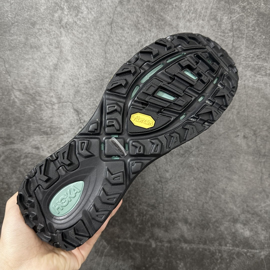 图片[9]-【公司级】HOKA ONE ONE Mafate Speed 2 Low 玛法特2代系列低帮轻量户外越野休闲运动慢跑鞋 HOKA ONE ONE 最近推出了一个胶囊系列 Origin Story 这个系列里的 Mafate Speed 2 可以说让我日思夜想有一阵子了 最近终于拔草 让我来分享一下这双也是上脚赞到爆的越野跑鞋吧 以阿尔卑斯山脉作为主题将亮黄色与蓝色调覆盖在这经典轮廓之上 配色的呈现效果相当亮眼 以至于很多人买这个配色是用来日常搭配的 鞋面采用超轻的无缝架构 轻薄的TPU贴在透气的鞋面材料上 减轻重量同时也保证了支撑性 鞋底则采用滚动平衡技术 引导跑者回归自然步态 祖传的神奇EVA材质中底依旧是一如既往地表现优秀 能提供充足的缓震 作为HOKA家的越野跑鞋 VIBRAM 橡胶大底也是必不可少的 即便在复杂湿滑的地形 依旧能有良好的抓地力及稳定性 鞋带采用了弹性不易松脱的扁宽弹性鞋带 前掌与中掌部分也进行了加宽 也更加适合亚洲人的脚型 是一款十分全面且足够强悍的户外硬核越野鞋 而这双极其亮眼的越野跑鞋恰好又是在江山一百中参赛的UTMB冠军 Ludovic POMMERET 夺冠时穿着的战靴 这就让它变得更加有吸引力了 用来日常搭配的话短裤是基本不挑 长裤我个人推荐阔腿裤 工装裤以及各种长筒牛仔裤都可以 尺码：36 36.5 37.5 38 38.5 39 40 40.5 41 42 42.5 43 44 44.5 45-选品中心
