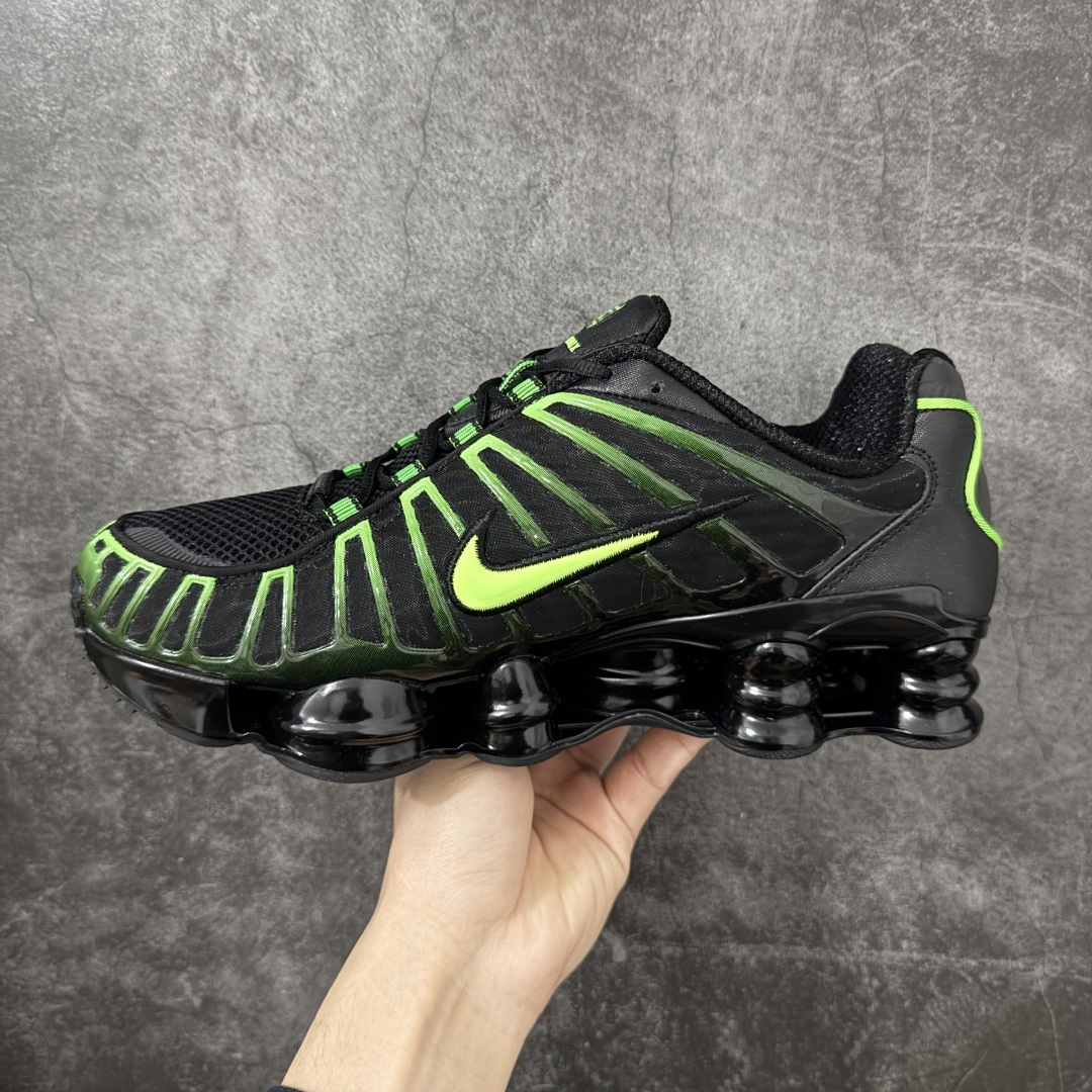 图片[2]-【Max纯原版】原版开发 Nike Shox TL系列 黑绿色 AV3595-012 NK Shox TL系列 复古舒适百搭防滑耐磨低邦柱形气垫休闲跑步鞋 鞋面采用了轻质化的材料打造，搭载鞋带系带系统以及鞋舌部分的特殊控制模块，科技感十足；采用透气纺织品和网眼鞋面与标志性的Nike Shox技术，同时提供更轻盈的感觉和大胆的外观；鞋身大面积采用织物与皮革材质拼接设计，搭配Dri-FITz透气网面，透气性拉满不闷脚。中底前掌搭载Air Max科技，后掌配置Shoxy缓震气柱，前掌气垫提供灵敏回弹，中底的气柱设计也很加分，外观上科技感十足；设计彰显个性，复古造型适配多种穿搭风格。 尺码：39 40 40.5 41 42 42.5 43 44 44.5 45 45.5 46 46.5 47.5-选品中心