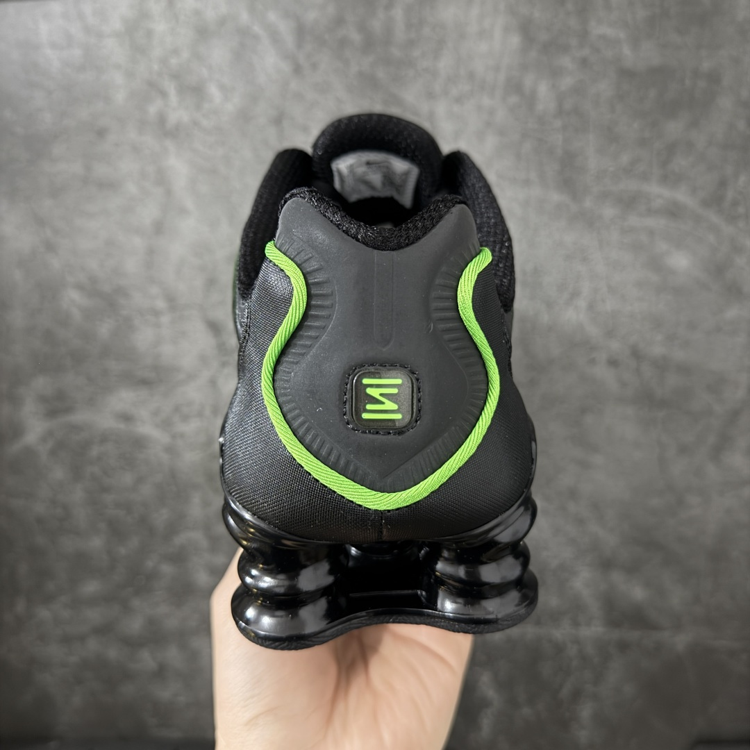 图片[4]-【Max纯原版】原版开发 Nike Shox TL系列 黑绿色 AV3595-012 NK Shox TL系列 复古舒适百搭防滑耐磨低邦柱形气垫休闲跑步鞋 鞋面采用了轻质化的材料打造，搭载鞋带系带系统以及鞋舌部分的特殊控制模块，科技感十足；采用透气纺织品和网眼鞋面与标志性的Nike Shox技术，同时提供更轻盈的感觉和大胆的外观；鞋身大面积采用织物与皮革材质拼接设计，搭配Dri-FITz透气网面，透气性拉满不闷脚。中底前掌搭载Air Max科技，后掌配置Shoxy缓震气柱，前掌气垫提供灵敏回弹，中底的气柱设计也很加分，外观上科技感十足；设计彰显个性，复古造型适配多种穿搭风格。 尺码：39 40 40.5 41 42 42.5 43 44 44.5 45 45.5 46 46.5 47.5-选品中心