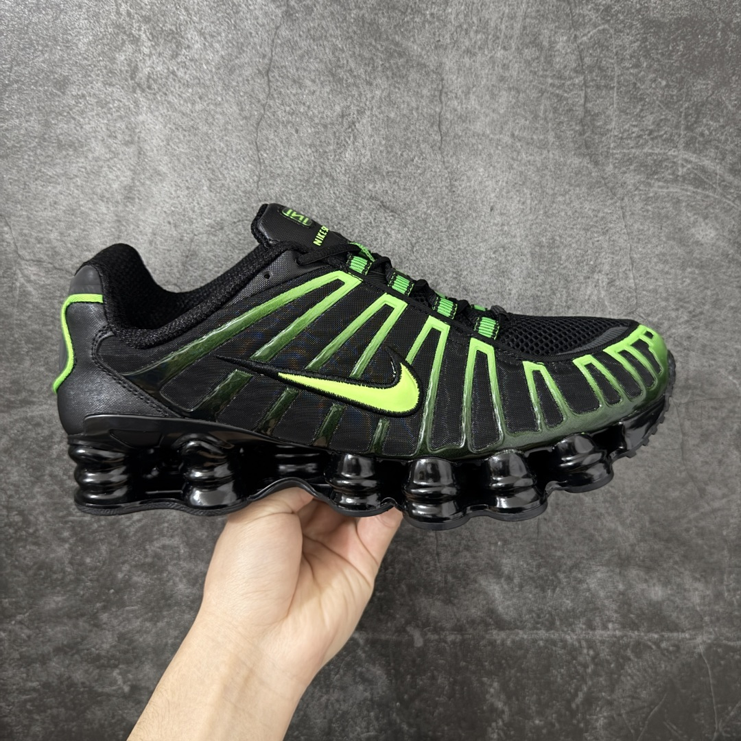 【Max纯原版】原版开发 Nike Shox TL系列 黑绿色 AV3595-012 NK Shox TL系列 复古舒适百搭防滑耐磨低邦柱形气垫休闲跑步鞋 鞋面采用了轻质化的材料打造，搭载鞋带系带系统以及鞋舌部分的特殊控制模块，科技感十足；采用透气纺织品和网眼鞋面与标志性的Nike Shox技术，同时提供更轻盈的感觉和大胆的外观；鞋身大面积采用织物与皮革材质拼接设计，搭配Dri-FITz透气网面，透气性拉满不闷脚。中底前掌搭载Air Max科技，后掌配置Shoxy缓震气柱，前掌气垫提供灵敏回弹，中底的气柱设计也很加分，外观上科技感十足；设计彰显个性，复古造型适配多种穿搭风格。 尺码：39 40 40.5 41 42 42.5 43 44 44.5 45 45.5 46 46.5 47.5-选品中心