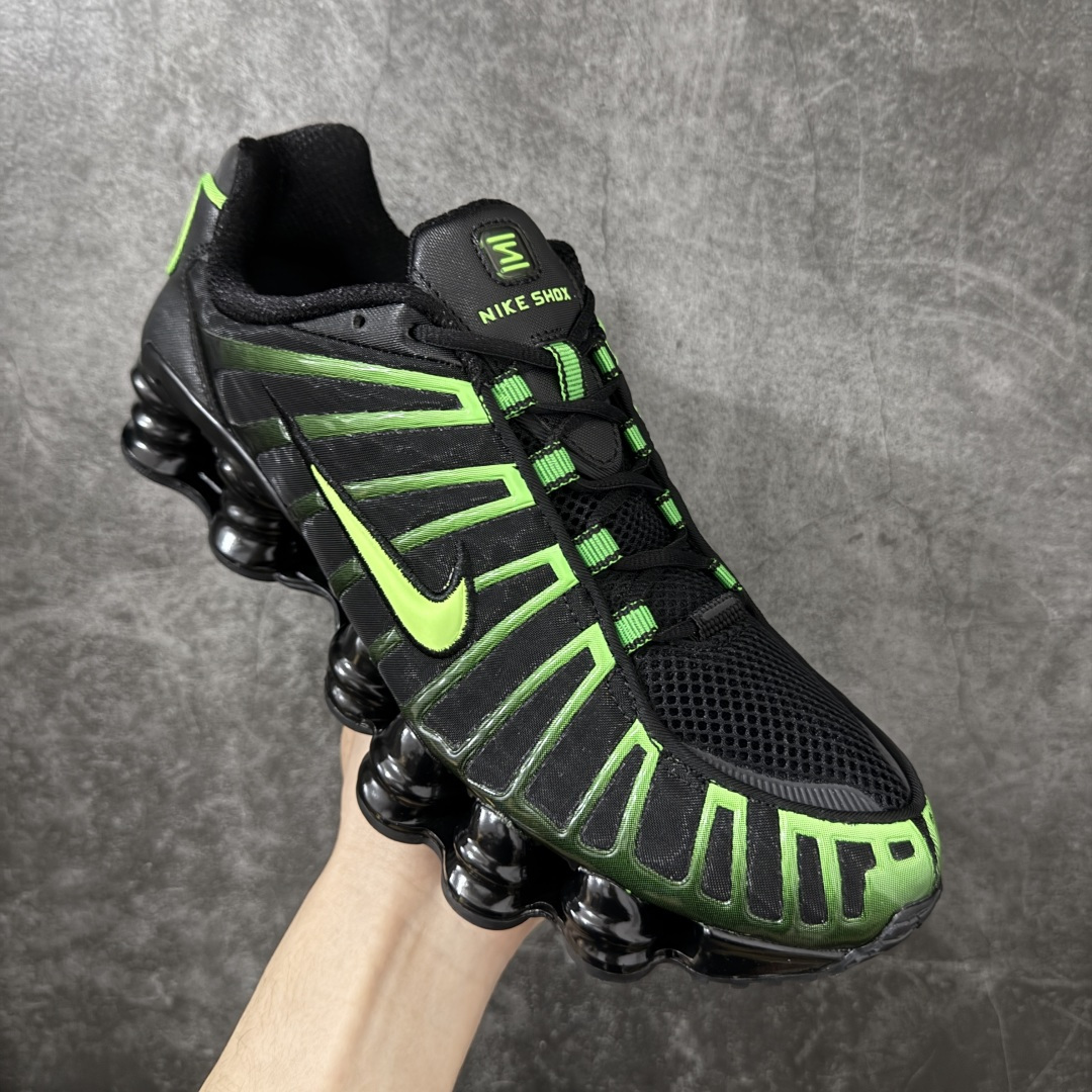 图片[3]-【Max纯原版】原版开发 Nike Shox TL系列 黑绿色 AV3595-012 NK Shox TL系列 复古舒适百搭防滑耐磨低邦柱形气垫休闲跑步鞋 鞋面采用了轻质化的材料打造，搭载鞋带系带系统以及鞋舌部分的特殊控制模块，科技感十足；采用透气纺织品和网眼鞋面与标志性的Nike Shox技术，同时提供更轻盈的感觉和大胆的外观；鞋身大面积采用织物与皮革材质拼接设计，搭配Dri-FITz透气网面，透气性拉满不闷脚。中底前掌搭载Air Max科技，后掌配置Shoxy缓震气柱，前掌气垫提供灵敏回弹，中底的气柱设计也很加分，外观上科技感十足；设计彰显个性，复古造型适配多种穿搭风格。 尺码：39 40 40.5 41 42 42.5 43 44 44.5 45 45.5 46 46.5 47.5-选品中心