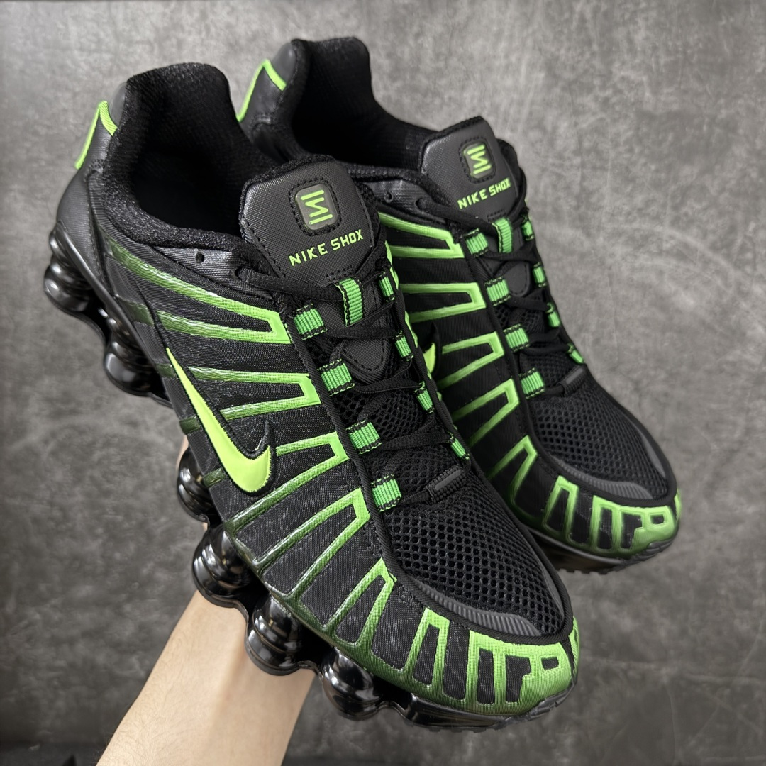 【Max纯原版】原版开发 Nike Shox TL系列 黑绿色 AV3595-012 NK Shox TL系列 复古舒适百搭防滑耐磨低邦柱形气垫休闲跑步鞋 鞋面采用了轻质化的材料打造，搭载鞋带系带系统以及鞋舌部分的特殊控制模块，科技感十足；采用透气纺织品和网眼鞋面与标志性的Nike Shox技术，同时提供更轻盈的感觉和大胆的外观；鞋身大面积采用织物与皮革材质拼接设计，搭配Dri-FITz透气网面，透气性拉满不闷脚。中底前掌搭载Air Max科技，后掌配置Shoxy缓震气柱，前掌气垫提供灵敏回弹，中底的气柱设计也很加分，外观上科技感十足；设计彰显个性，复古造型适配多种穿搭风格。 尺码：39 40 40.5 41 42 42.5 43 44 44.5 45 45.5 46 46.5 47.5-选品中心