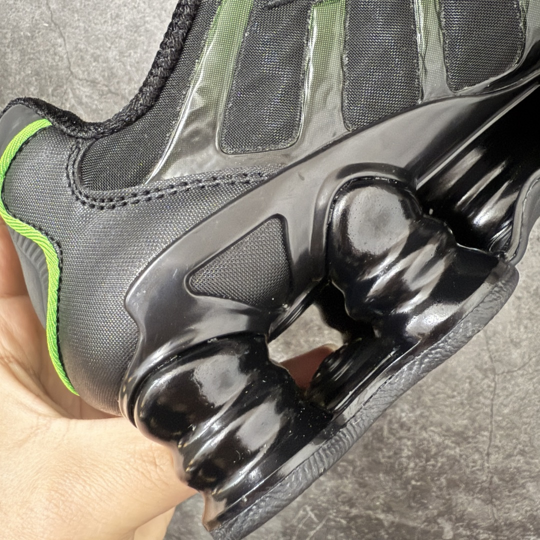 图片[3]-【Max纯原版】原版开发 Nike Shox TL系列 黑绿色 AV3595-012 NK Shox TL系列 复古舒适百搭防滑耐磨低邦柱形气垫休闲跑步鞋 鞋面采用了轻质化的材料打造，搭载鞋带系带系统以及鞋舌部分的特殊控制模块，科技感十足；采用透气纺织品和网眼鞋面与标志性的Nike Shox技术，同时提供更轻盈的感觉和大胆的外观；鞋身大面积采用织物与皮革材质拼接设计，搭配Dri-FITz透气网面，透气性拉满不闷脚。中底前掌搭载Air Max科技，后掌配置Shoxy缓震气柱，前掌气垫提供灵敏回弹，中底的气柱设计也很加分，外观上科技感十足；设计彰显个性，复古造型适配多种穿搭风格。 尺码：39 40 40.5 41 42 42.5 43 44 44.5 45 45.5 46 46.5 47.5-选品中心