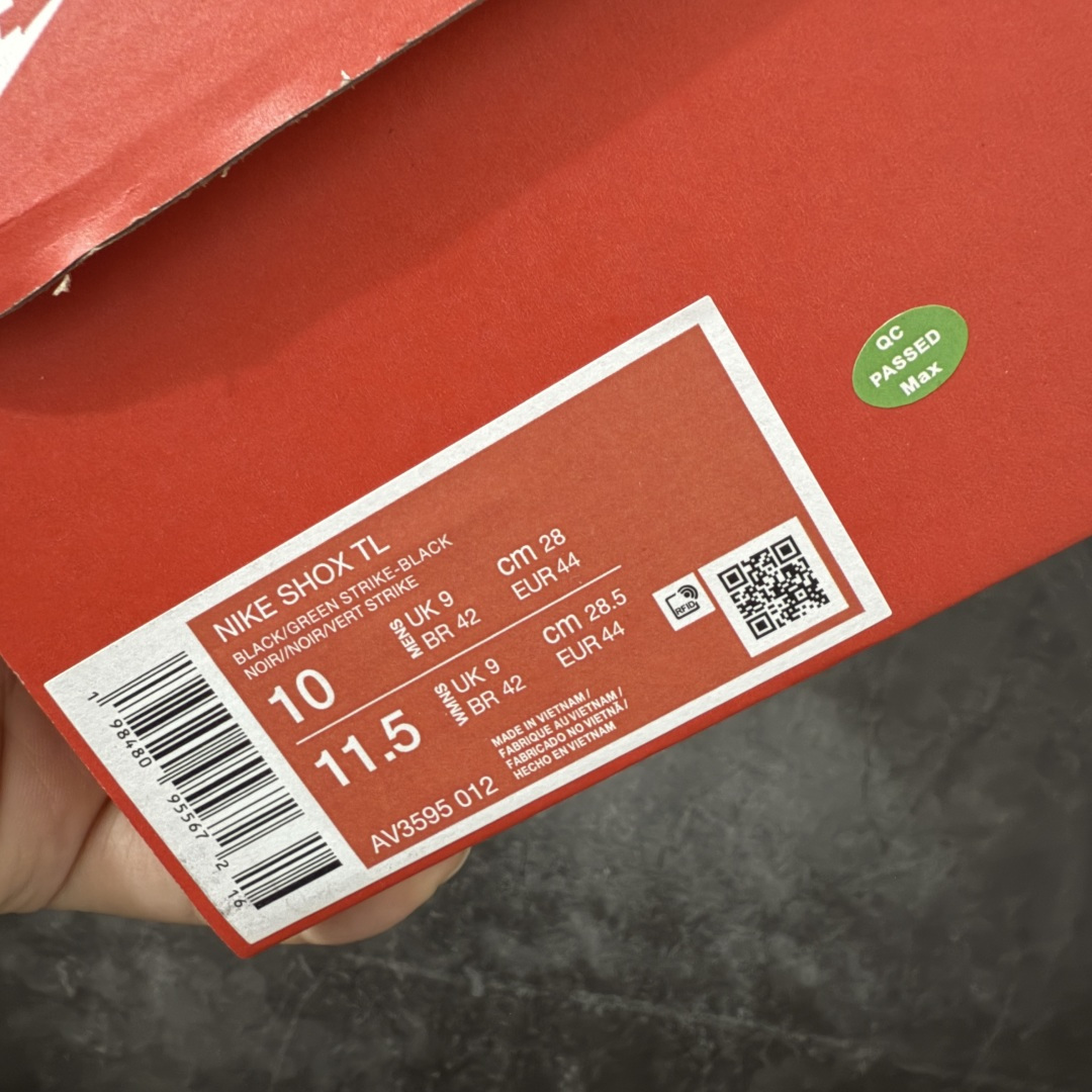 图片[10]-【Max纯原版】原版开发 Nike Shox TL系列 黑绿色 AV3595-012 NK Shox TL系列 复古舒适百搭防滑耐磨低邦柱形气垫休闲跑步鞋 鞋面采用了轻质化的材料打造，搭载鞋带系带系统以及鞋舌部分的特殊控制模块，科技感十足；采用透气纺织品和网眼鞋面与标志性的Nike Shox技术，同时提供更轻盈的感觉和大胆的外观；鞋身大面积采用织物与皮革材质拼接设计，搭配Dri-FITz透气网面，透气性拉满不闷脚。中底前掌搭载Air Max科技，后掌配置Shoxy缓震气柱，前掌气垫提供灵敏回弹，中底的气柱设计也很加分，外观上科技感十足；设计彰显个性，复古造型适配多种穿搭风格。 尺码：39 40 40.5 41 42 42.5 43 44 44.5 45 45.5 46 46.5 47.5-选品中心