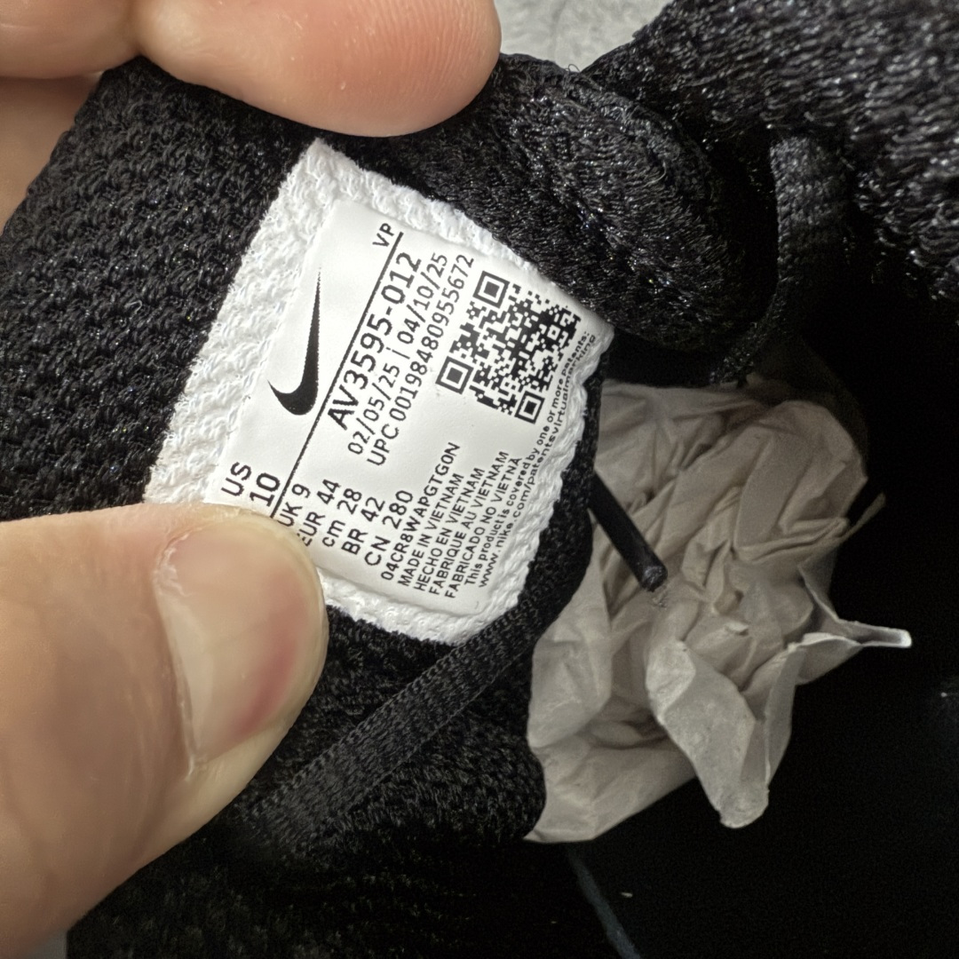 图片[7]-【Max纯原版】原版开发 Nike Shox TL系列 黑绿色 AV3595-012 NK Shox TL系列 复古舒适百搭防滑耐磨低邦柱形气垫休闲跑步鞋 鞋面采用了轻质化的材料打造，搭载鞋带系带系统以及鞋舌部分的特殊控制模块，科技感十足；采用透气纺织品和网眼鞋面与标志性的Nike Shox技术，同时提供更轻盈的感觉和大胆的外观；鞋身大面积采用织物与皮革材质拼接设计，搭配Dri-FITz透气网面，透气性拉满不闷脚。中底前掌搭载Air Max科技，后掌配置Shoxy缓震气柱，前掌气垫提供灵敏回弹，中底的气柱设计也很加分，外观上科技感十足；设计彰显个性，复古造型适配多种穿搭风格。 尺码：39 40 40.5 41 42 42.5 43 44 44.5 45 45.5 46 46.5 47.5-选品中心