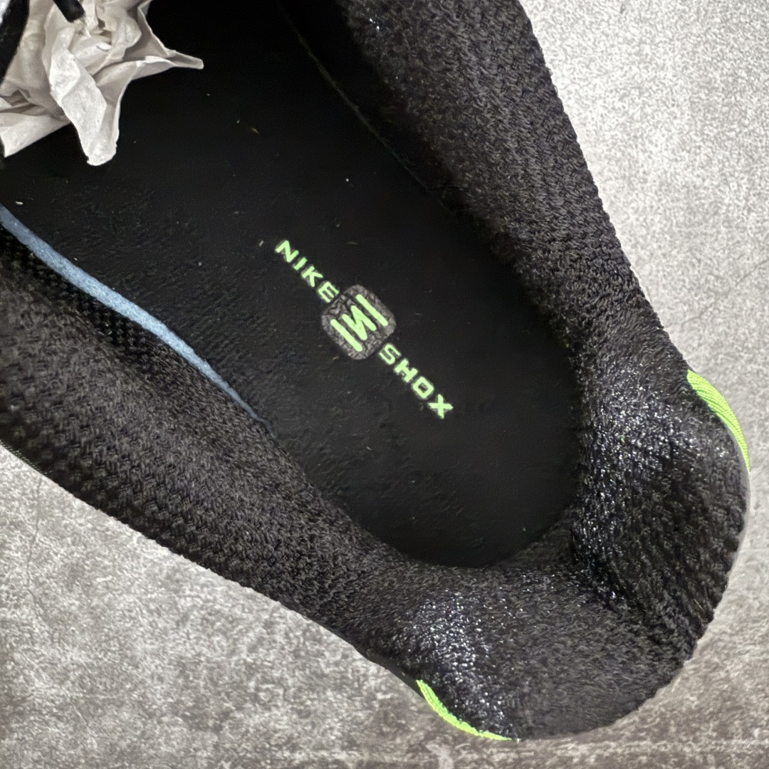 图片[8]-【Max纯原版】原版开发 Nike Shox TL系列 黑绿色 AV3595-012 NK Shox TL系列 复古舒适百搭防滑耐磨低邦柱形气垫休闲跑步鞋 鞋面采用了轻质化的材料打造，搭载鞋带系带系统以及鞋舌部分的特殊控制模块，科技感十足；采用透气纺织品和网眼鞋面与标志性的Nike Shox技术，同时提供更轻盈的感觉和大胆的外观；鞋身大面积采用织物与皮革材质拼接设计，搭配Dri-FITz透气网面，透气性拉满不闷脚。中底前掌搭载Air Max科技，后掌配置Shoxy缓震气柱，前掌气垫提供灵敏回弹，中底的气柱设计也很加分，外观上科技感十足；设计彰显个性，复古造型适配多种穿搭风格。 尺码：39 40 40.5 41 42 42.5 43 44 44.5 45 45.5 46 46.5 47.5-选品中心