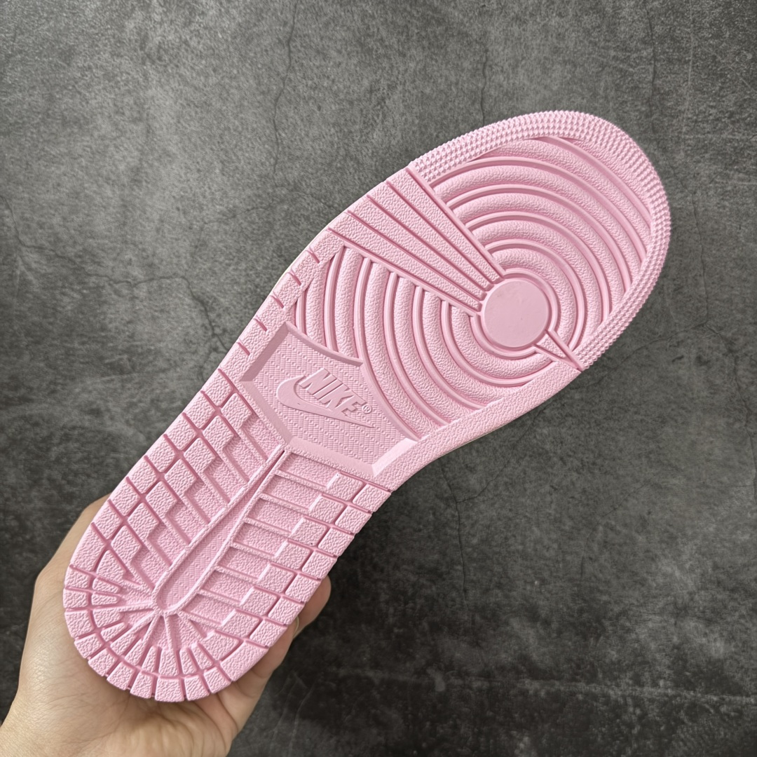 图片[9]-【DG纯原版】Travis Scott x Air Jordan AJ1 Low OG SP TS联名倒钩低帮 白粉 IQ7604-100 莞产大厂出品 品质非常顶 纯原第一梯队版本 产品品控稳定性领先行业 各方面均可对飙市面通货版 SZ原厂全套原楦原纸板冲刀磨具开发 原厂皮料加持 原厂港宝加持定型后跟R度完美 同源原厂电绣 鬼脸飞翼针数密度立体效果一致 百分百一致原鞋 原厂拉帮工艺 针距密度一致 后跟弧度收口自然不对折 极致一眼正品既视感 进口玻璃冲刀皮料裁剪零毛边 全鞋电脑针车工艺 品控清洁度最高QC检验标准 免检产品 原厂订购鞋盒、鞋标、防尘纸、鞋撑、鞋带 追求极致的原厂味道 尺码：36-49.5-选品中心