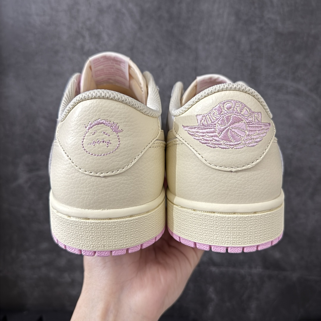 图片[4]-【DG纯原版】Travis Scott x Air Jordan AJ1 Low OG SP TS联名倒钩低帮 白粉 IQ7604-100 莞产大厂出品 品质非常顶 纯原第一梯队版本 产品品控稳定性领先行业 各方面均可对飙市面通货版 SZ原厂全套原楦原纸板冲刀磨具开发 原厂皮料加持 原厂港宝加持定型后跟R度完美 同源原厂电绣 鬼脸飞翼针数密度立体效果一致 百分百一致原鞋 原厂拉帮工艺 针距密度一致 后跟弧度收口自然不对折 极致一眼正品既视感 进口玻璃冲刀皮料裁剪零毛边 全鞋电脑针车工艺 品控清洁度最高QC检验标准 免检产品 原厂订购鞋盒、鞋标、防尘纸、鞋撑、鞋带 追求极致的原厂味道 尺码：36-49.5-选品中心