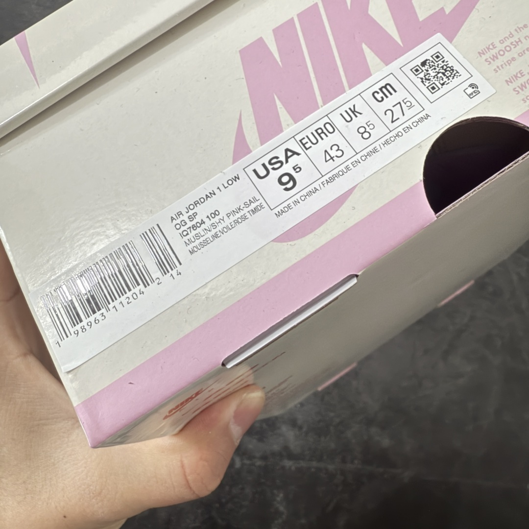 图片[10]-【DG纯原版】Travis Scott x Air Jordan AJ1 Low OG SP TS联名倒钩低帮 白粉 IQ7604-100 莞产大厂出品 品质非常顶 纯原第一梯队版本 产品品控稳定性领先行业 各方面均可对飙市面通货版 SZ原厂全套原楦原纸板冲刀磨具开发 原厂皮料加持 原厂港宝加持定型后跟R度完美 同源原厂电绣 鬼脸飞翼针数密度立体效果一致 百分百一致原鞋 原厂拉帮工艺 针距密度一致 后跟弧度收口自然不对折 极致一眼正品既视感 进口玻璃冲刀皮料裁剪零毛边 全鞋电脑针车工艺 品控清洁度最高QC检验标准 免检产品 原厂订购鞋盒、鞋标、防尘纸、鞋撑、鞋带 追求极致的原厂味道 尺码：36-49.5-选品中心