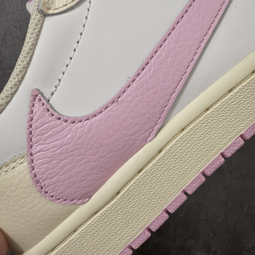 图片[3]-【DG纯原版】Travis Scott x Air Jordan AJ1 Low OG SP TS联名倒钩低帮 白粉 IQ7604-100 莞产大厂出品 品质非常顶 纯原第一梯队版本 产品品控稳定性领先行业 各方面均可对飙市面通货版 SZ原厂全套原楦原纸板冲刀磨具开发 原厂皮料加持 原厂港宝加持定型后跟R度完美 同源原厂电绣 鬼脸飞翼针数密度立体效果一致 百分百一致原鞋 原厂拉帮工艺 针距密度一致 后跟弧度收口自然不对折 极致一眼正品既视感 进口玻璃冲刀皮料裁剪零毛边 全鞋电脑针车工艺 品控清洁度最高QC检验标准 免检产品 原厂订购鞋盒、鞋标、防尘纸、鞋撑、鞋带 追求极致的原厂味道 尺码：36-49.5-选品中心