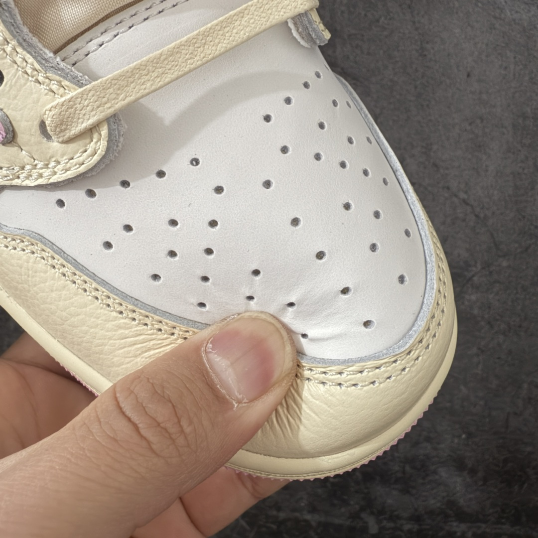 图片[5]-【DG纯原版】Travis Scott x Air Jordan AJ1 Low OG SP TS联名倒钩低帮 白粉 IQ7604-100 莞产大厂出品 品质非常顶 纯原第一梯队版本 产品品控稳定性领先行业 各方面均可对飙市面通货版 SZ原厂全套原楦原纸板冲刀磨具开发 原厂皮料加持 原厂港宝加持定型后跟R度完美 同源原厂电绣 鬼脸飞翼针数密度立体效果一致 百分百一致原鞋 原厂拉帮工艺 针距密度一致 后跟弧度收口自然不对折 极致一眼正品既视感 进口玻璃冲刀皮料裁剪零毛边 全鞋电脑针车工艺 品控清洁度最高QC检验标准 免检产品 原厂订购鞋盒、鞋标、防尘纸、鞋撑、鞋带 追求极致的原厂味道 尺码：36-49.5-选品中心