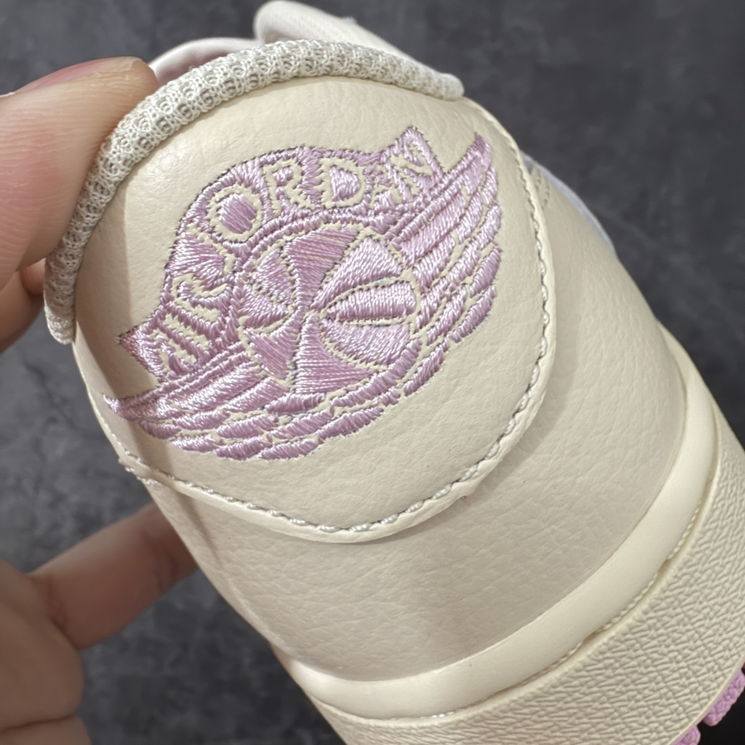 图片[2]-【DG纯原版】Travis Scott x Air Jordan AJ1 Low OG SP TS联名倒钩低帮 白粉 IQ7604-100 莞产大厂出品 品质非常顶 纯原第一梯队版本 产品品控稳定性领先行业 各方面均可对飙市面通货版 SZ原厂全套原楦原纸板冲刀磨具开发 原厂皮料加持 原厂港宝加持定型后跟R度完美 同源原厂电绣 鬼脸飞翼针数密度立体效果一致 百分百一致原鞋 原厂拉帮工艺 针距密度一致 后跟弧度收口自然不对折 极致一眼正品既视感 进口玻璃冲刀皮料裁剪零毛边 全鞋电脑针车工艺 品控清洁度最高QC检验标准 免检产品 原厂订购鞋盒、鞋标、防尘纸、鞋撑、鞋带 追求极致的原厂味道 尺码：36-49.5-选品中心