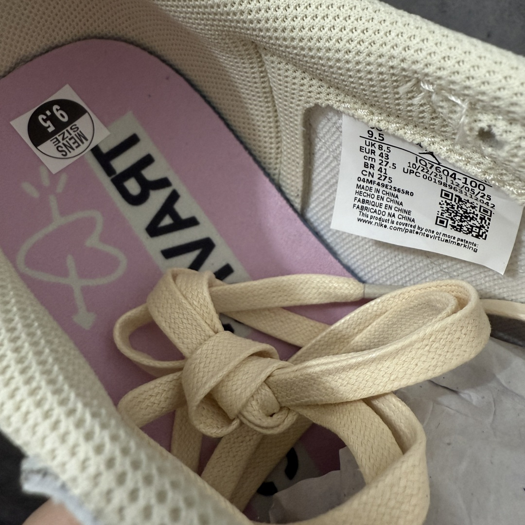 图片[7]-【DG纯原版】Travis Scott x Air Jordan AJ1 Low OG SP TS联名倒钩低帮 白粉 IQ7604-100 莞产大厂出品 品质非常顶 纯原第一梯队版本 产品品控稳定性领先行业 各方面均可对飙市面通货版 SZ原厂全套原楦原纸板冲刀磨具开发 原厂皮料加持 原厂港宝加持定型后跟R度完美 同源原厂电绣 鬼脸飞翼针数密度立体效果一致 百分百一致原鞋 原厂拉帮工艺 针距密度一致 后跟弧度收口自然不对折 极致一眼正品既视感 进口玻璃冲刀皮料裁剪零毛边 全鞋电脑针车工艺 品控清洁度最高QC检验标准 免检产品 原厂订购鞋盒、鞋标、防尘纸、鞋撑、鞋带 追求极致的原厂味道 尺码：36-49.5-选品中心