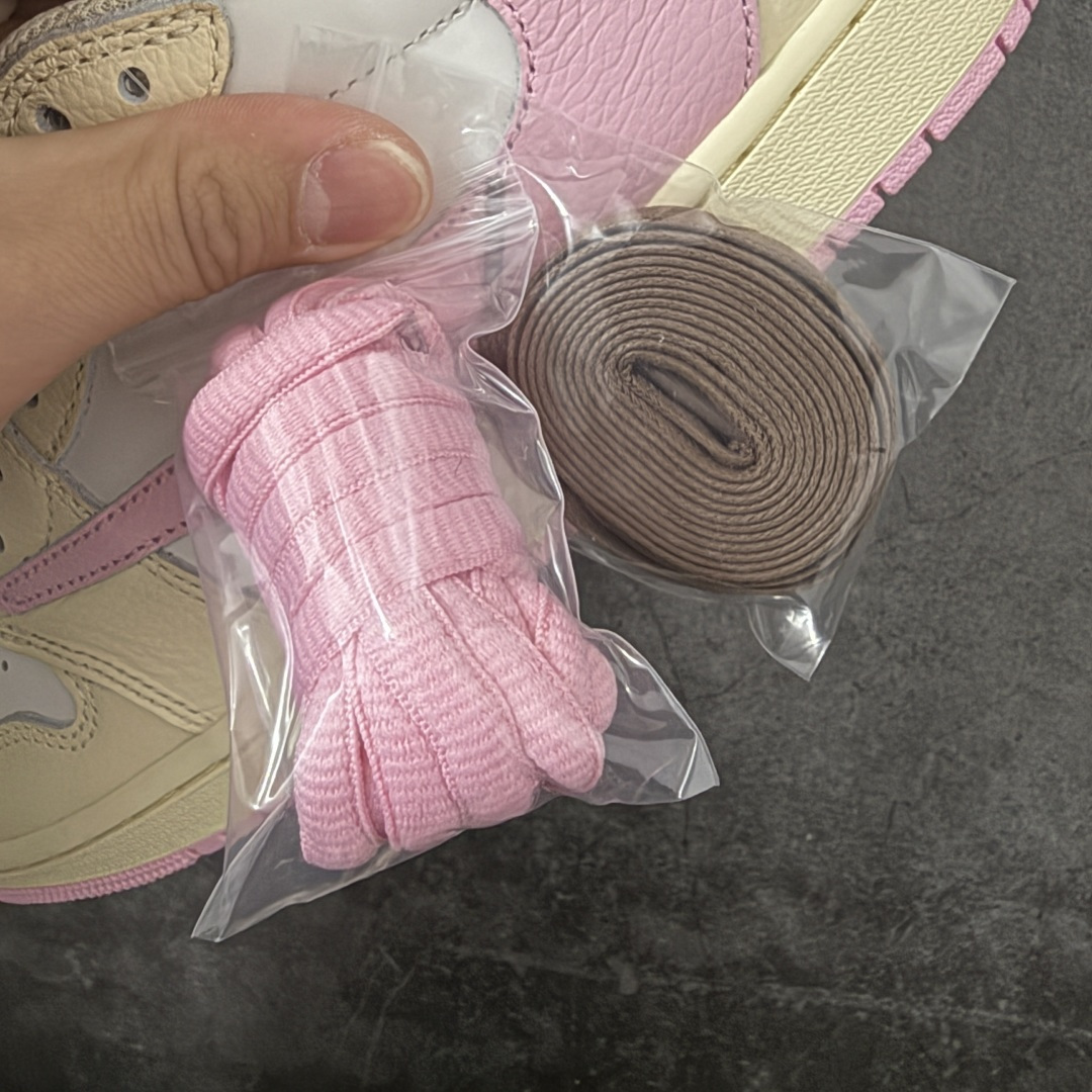 图片[9]-【DG纯原版】Travis Scott x Air Jordan AJ1 Low OG SP TS联名倒钩低帮 白粉 IQ7604-100 莞产大厂出品 品质非常顶 纯原第一梯队版本 产品品控稳定性领先行业 各方面均可对飙市面通货版 SZ原厂全套原楦原纸板冲刀磨具开发 原厂皮料加持 原厂港宝加持定型后跟R度完美 同源原厂电绣 鬼脸飞翼针数密度立体效果一致 百分百一致原鞋 原厂拉帮工艺 针距密度一致 后跟弧度收口自然不对折 极致一眼正品既视感 进口玻璃冲刀皮料裁剪零毛边 全鞋电脑针车工艺 品控清洁度最高QC检验标准 免检产品 原厂订购鞋盒、鞋标、防尘纸、鞋撑、鞋带 追求极致的原厂味道 尺码：36-49.5-选品中心