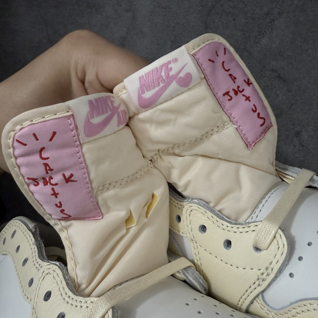 图片[6]-【DG纯原版】Travis Scott x Air Jordan AJ1 Low OG SP TS联名倒钩低帮 白粉 IQ7604-100 莞产大厂出品 品质非常顶 纯原第一梯队版本 产品品控稳定性领先行业 各方面均可对飙市面通货版 SZ原厂全套原楦原纸板冲刀磨具开发 原厂皮料加持 原厂港宝加持定型后跟R度完美 同源原厂电绣 鬼脸飞翼针数密度立体效果一致 百分百一致原鞋 原厂拉帮工艺 针距密度一致 后跟弧度收口自然不对折 极致一眼正品既视感 进口玻璃冲刀皮料裁剪零毛边 全鞋电脑针车工艺 品控清洁度最高QC检验标准 免检产品 原厂订购鞋盒、鞋标、防尘纸、鞋撑、鞋带 追求极致的原厂味道 尺码：36-49.5-选品中心