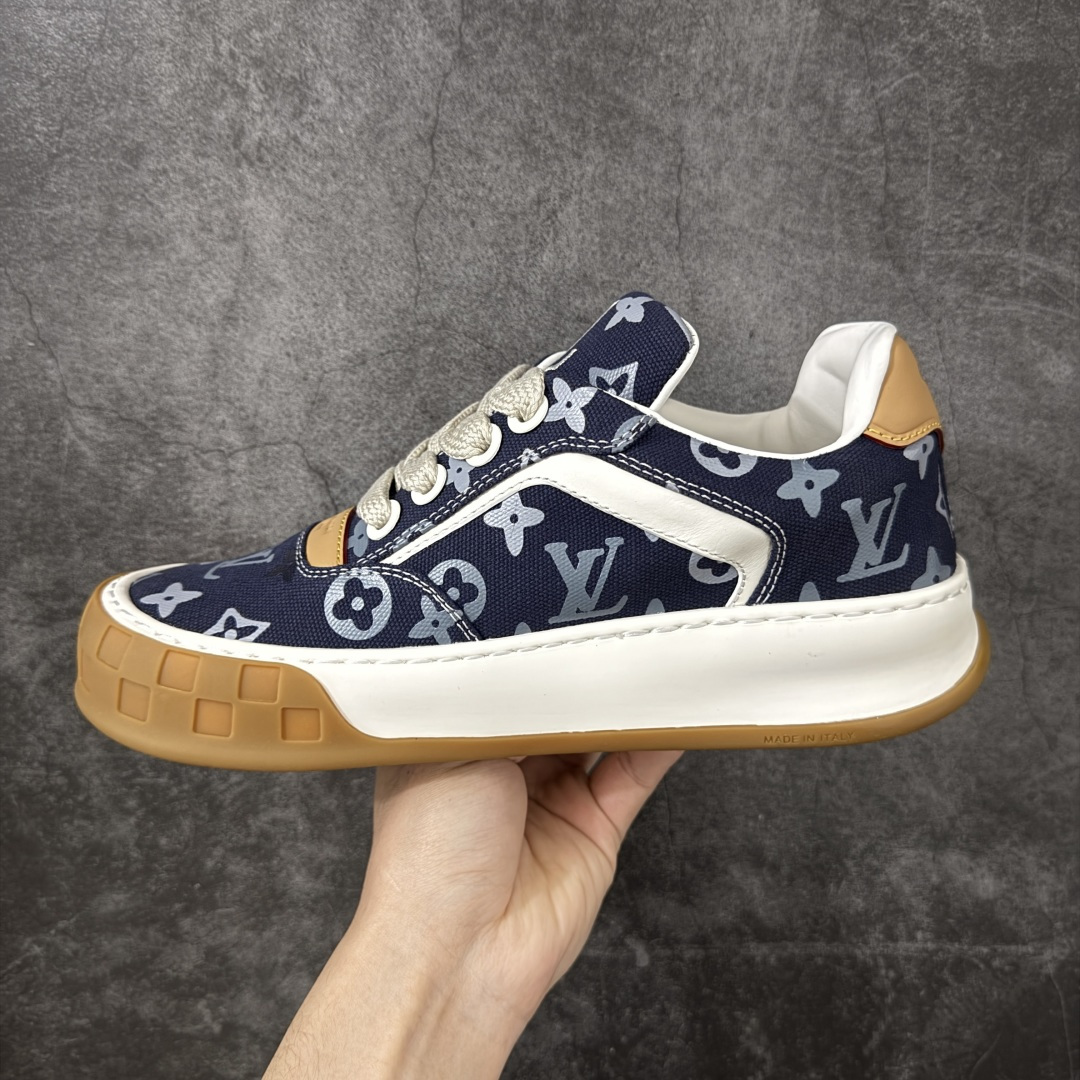 图片[2]-【专柜版/海淘代购】 LV 路易威登LOUIS VUITTON Tilted Low Sneakers 倾斜系列低帮复古休闲运动文化百搭板鞋 2026早春款板鞋 饼干鞋 市场最顶天花板 礼盒包装 正确细节 原鞋原材料1：1打造 完美版型做工 欢迎对比市场任何品质的货品 广东原产 升级原楦型开发纸版 包装说明书防尘布袋物件(附送官方快递加固牛皮纸外盒!!)#采用Monogram 丹宁布鞋面材质#鞋垫嵌入软脚感EVA物料#后跟耐弯折滴塑支撑片#全新开发TPR光泽组合隔色鞋底❗ 尺码：39 40 41 42 43 44 45 46-选品中心