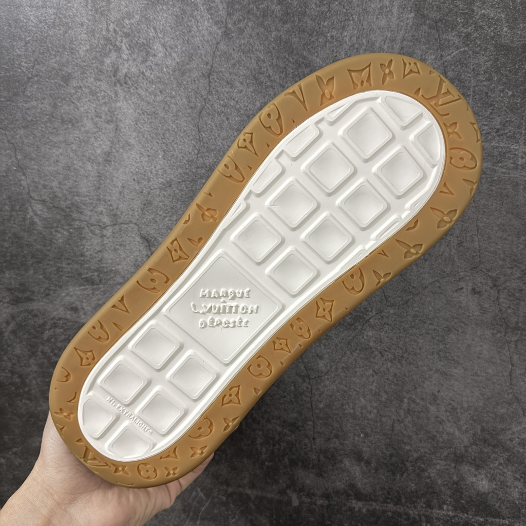 图片[9]-【专柜版/海淘代购】 LV 路易威登LOUIS VUITTON Tilted Low Sneakers 倾斜系列低帮复古休闲运动文化百搭板鞋 2026早春款板鞋 饼干鞋 市场最顶天花板 礼盒包装 正确细节 原鞋原材料1：1打造 完美版型做工 欢迎对比市场任何品质的货品 广东原产 升级原楦型开发纸版 包装说明书防尘布袋物件(附送官方快递加固牛皮纸外盒!!)#采用Monogram 丹宁布鞋面材质#鞋垫嵌入软脚感EVA物料#后跟耐弯折滴塑支撑片#全新开发TPR光泽组合隔色鞋底❗ 尺码：39 40 41 42 43 44 45 46-选品中心