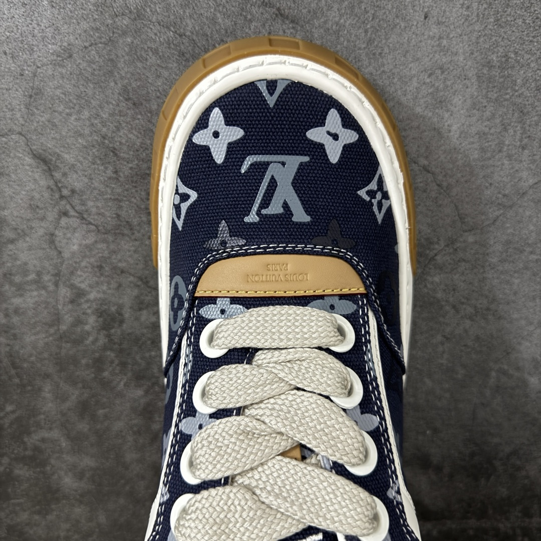 图片[5]-【专柜版/海淘代购】 LV 路易威登LOUIS VUITTON Tilted Low Sneakers 倾斜系列低帮复古休闲运动文化百搭板鞋 2026早春款板鞋 饼干鞋 市场最顶天花板 礼盒包装 正确细节 原鞋原材料1：1打造 完美版型做工 欢迎对比市场任何品质的货品 广东原产 升级原楦型开发纸版 包装说明书防尘布袋物件(附送官方快递加固牛皮纸外盒!!)#采用Monogram 丹宁布鞋面材质#鞋垫嵌入软脚感EVA物料#后跟耐弯折滴塑支撑片#全新开发TPR光泽组合隔色鞋底❗ 尺码：39 40 41 42 43 44 45 46-选品中心