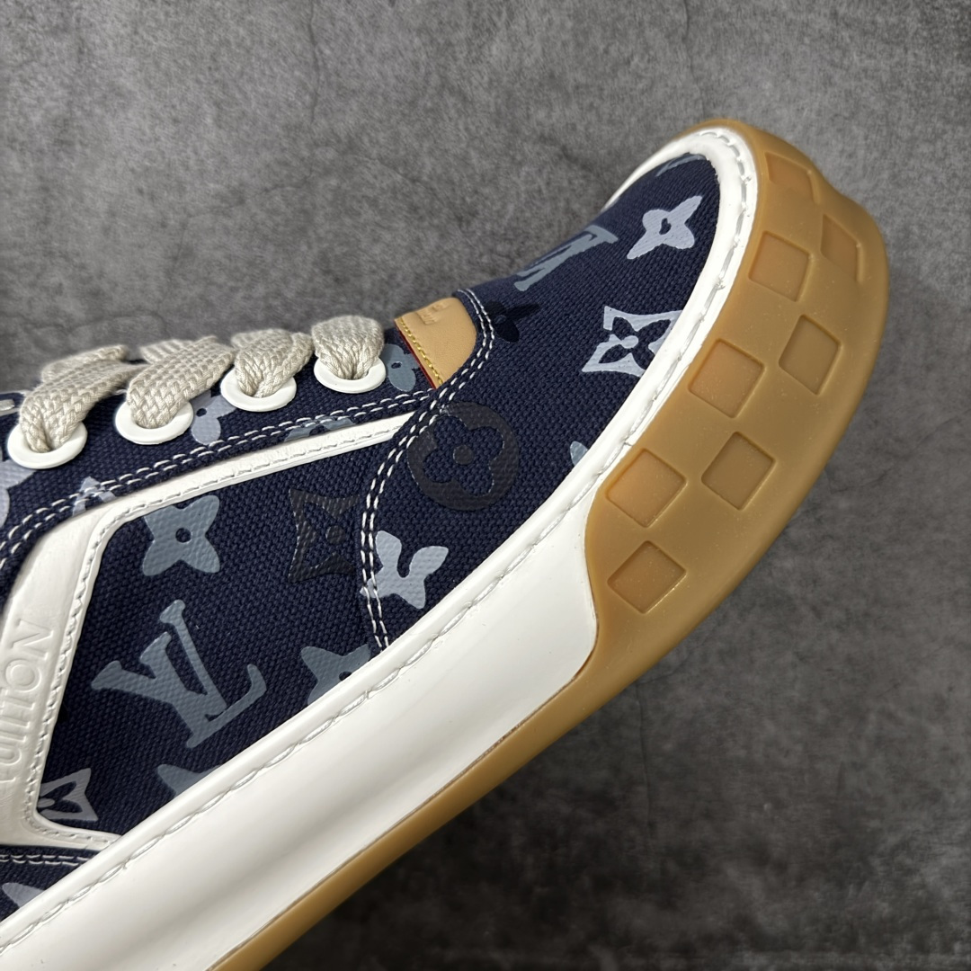 图片[6]-【专柜版/海淘代购】 LV 路易威登LOUIS VUITTON Tilted Low Sneakers 倾斜系列低帮复古休闲运动文化百搭板鞋 2026早春款板鞋 饼干鞋 市场最顶天花板 礼盒包装 正确细节 原鞋原材料1：1打造 完美版型做工 欢迎对比市场任何品质的货品 广东原产 升级原楦型开发纸版 包装说明书防尘布袋物件(附送官方快递加固牛皮纸外盒!!)#采用Monogram 丹宁布鞋面材质#鞋垫嵌入软脚感EVA物料#后跟耐弯折滴塑支撑片#全新开发TPR光泽组合隔色鞋底❗ 尺码：39 40 41 42 43 44 45 46-选品中心