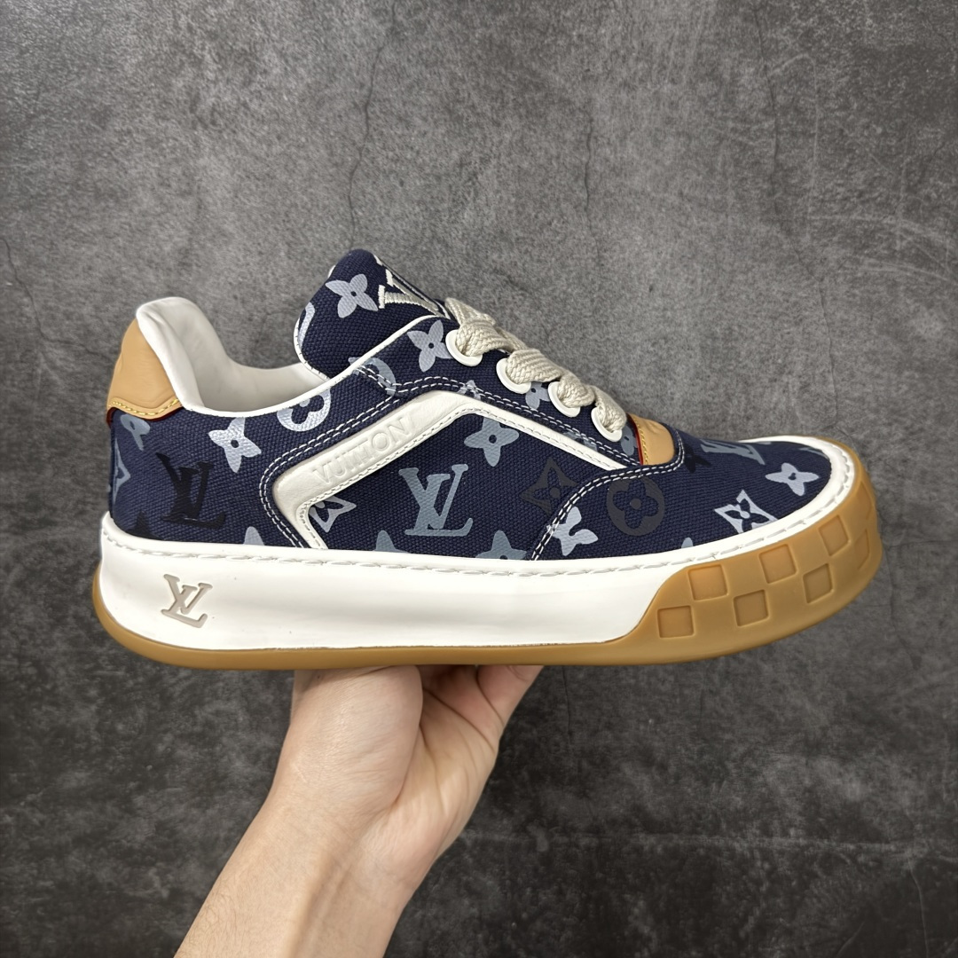 【专柜版/海淘代购】 LV 路易威登LOUIS VUITTON Tilted Low Sneakers 倾斜系列低帮复古休闲运动文化百搭板鞋 2026早春款板鞋 饼干鞋 市场最顶天花板 礼盒包装 正确细节 原鞋原材料1：1打造 完美版型做工 欢迎对比市场任何品质的货品 广东原产 升级原楦型开发纸版 包装说明书防尘布袋物件(附送官方快递加固牛皮纸外盒!!)#采用Monogram 丹宁布鞋面材质#鞋垫嵌入软脚感EVA物料#后跟耐弯折滴塑支撑片#全新开发TPR光泽组合隔色鞋底❗ 尺码：39 40 41 42 43 44 45 46-选品中心
