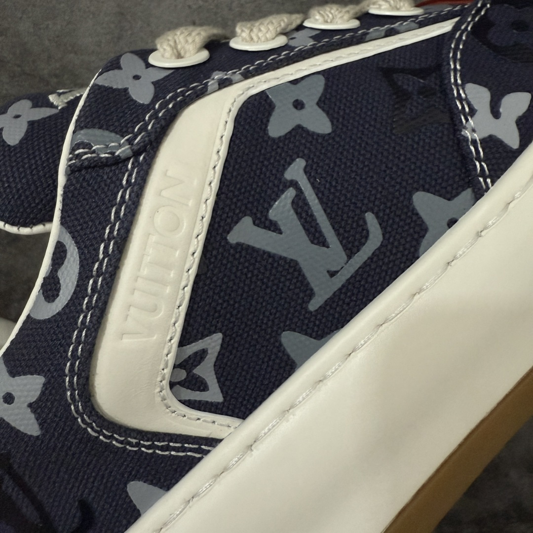 图片[4]-【专柜版/海淘代购】 LV 路易威登LOUIS VUITTON Tilted Low Sneakers 倾斜系列低帮复古休闲运动文化百搭板鞋 2026早春款板鞋 饼干鞋 市场最顶天花板 礼盒包装 正确细节 原鞋原材料1：1打造 完美版型做工 欢迎对比市场任何品质的货品 广东原产 升级原楦型开发纸版 包装说明书防尘布袋物件(附送官方快递加固牛皮纸外盒!!)#采用Monogram 丹宁布鞋面材质#鞋垫嵌入软脚感EVA物料#后跟耐弯折滴塑支撑片#全新开发TPR光泽组合隔色鞋底❗ 尺码：39 40 41 42 43 44 45 46-选品中心